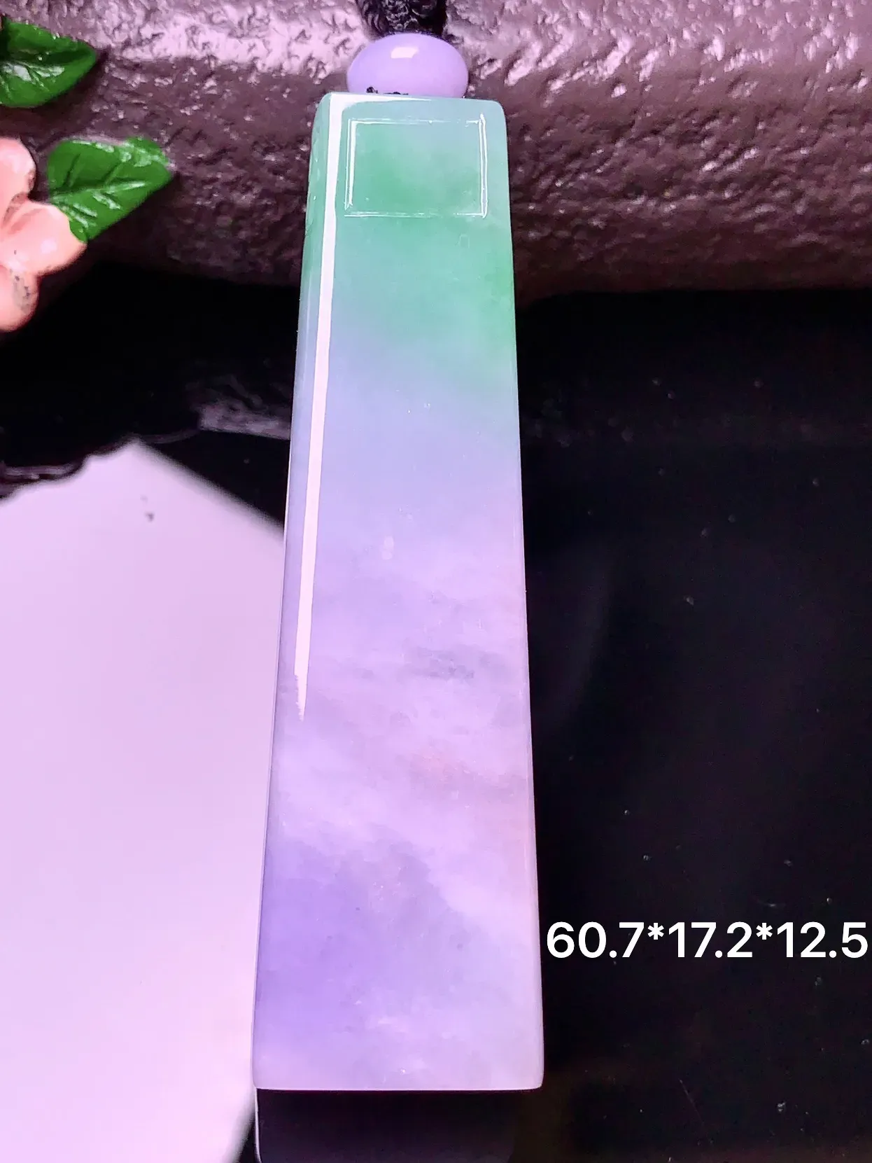 春彩无事柱吊坠 玉质细腻 色泽艳丽 整体尺寸60.7*17.2*12.5