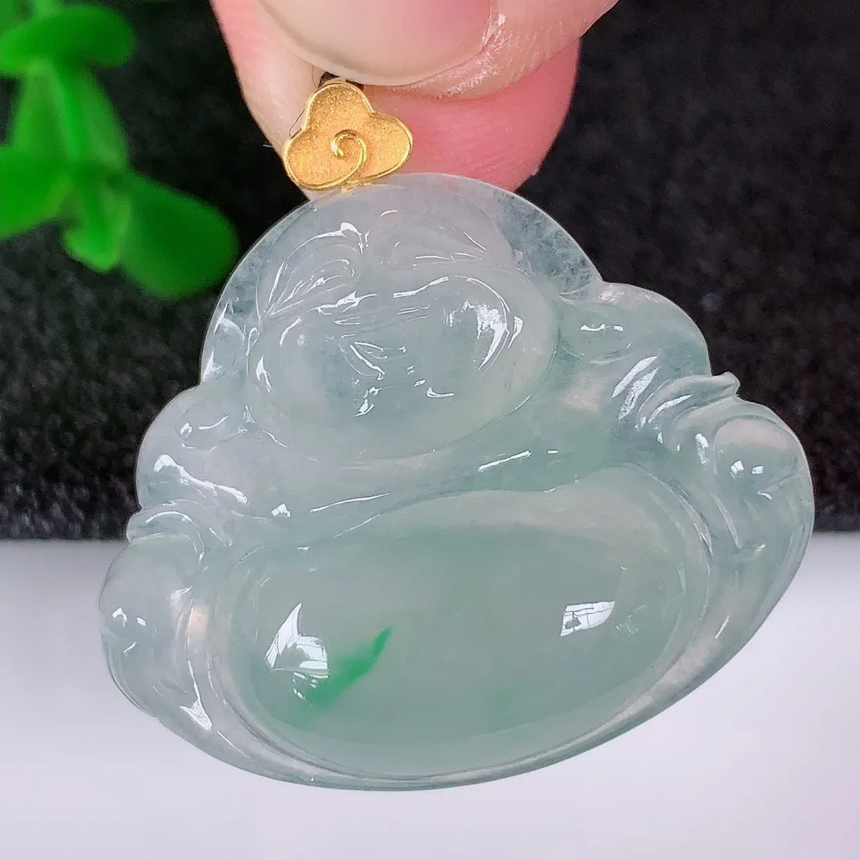 自然光实拍，18K金镶嵌冰种飘阳绿翡翠佛公吊坠，冰透饱满， 佛公亦保平安，寓意有福（佛公）相伴，品相佳，配戴优雅迷人！#1.15整体27.5*裸石23*28*6