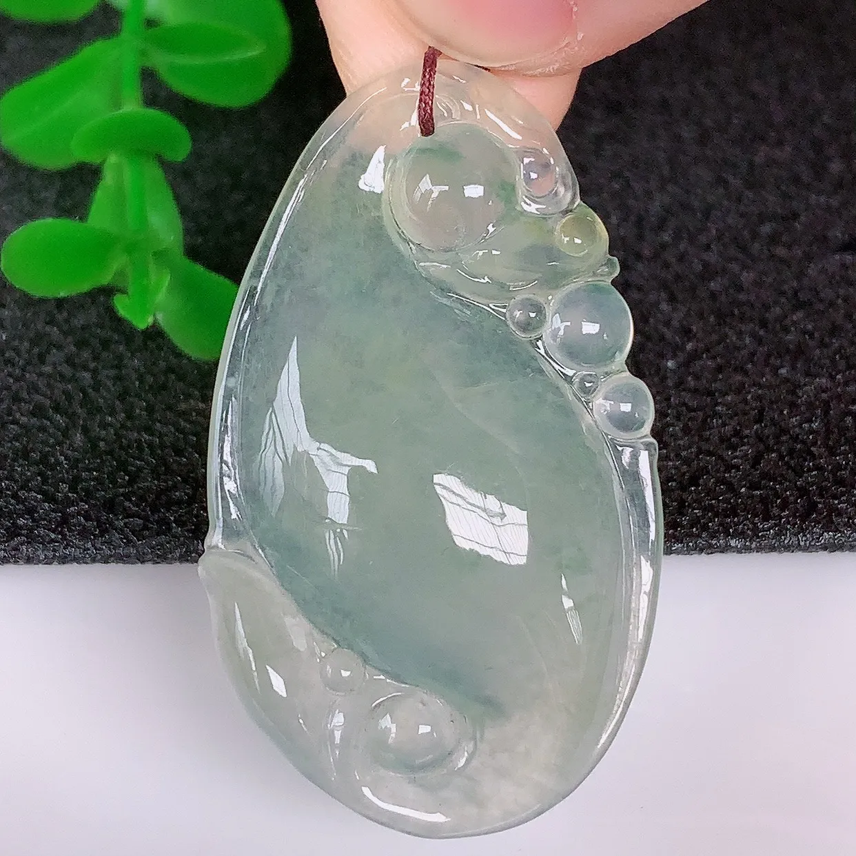 自然光实拍，冰种翡翠精雕龙腾盛世、龙牌吊坠，种水好，雕工立体精致，佩戴霸气时尚！#01.15