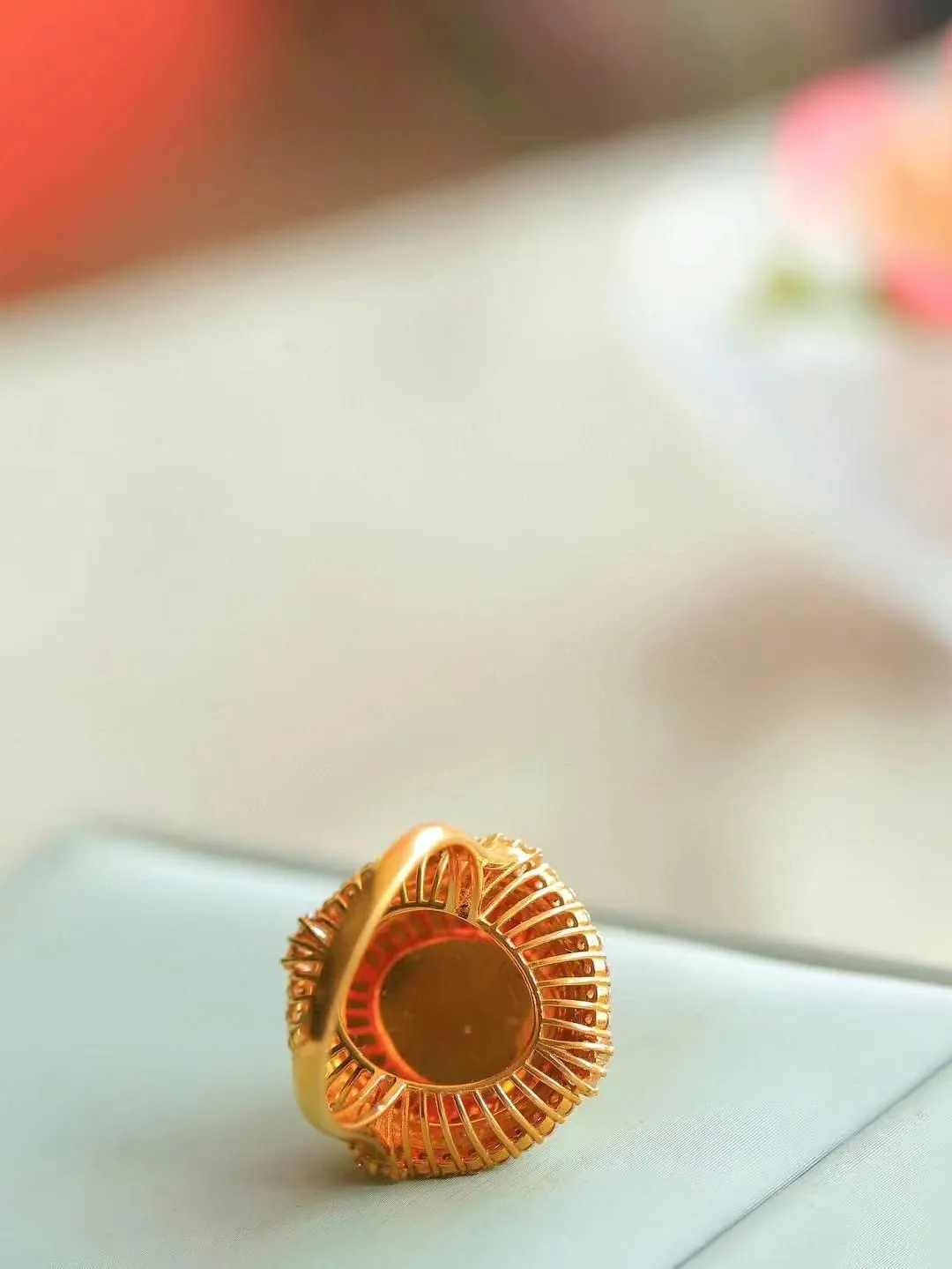 【金镶玉.戒指】

精品和田玉黄口18k金戒指 玉质细腻温润 油性十足 ，不论时光如何流转变化，这枚戒指始终闪耀着最初的光芒。精工镶嵌18K金 （保真金 可检测贵金属18K金） 重7.8克 尺寸17.6-14.7mm 78402455L