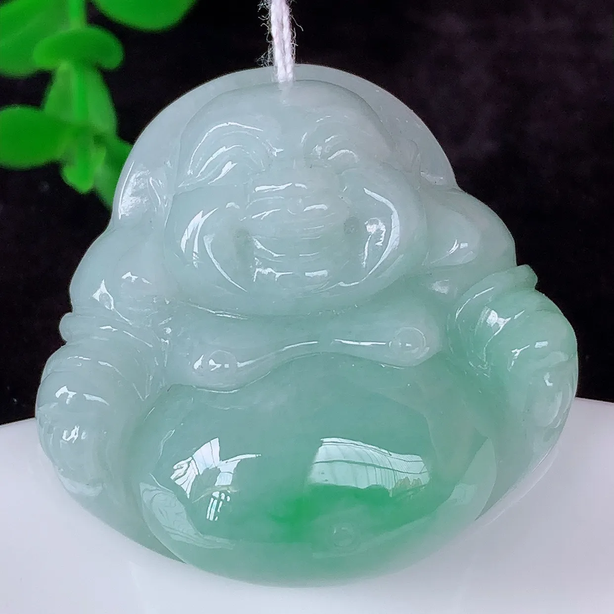 自然光实拍 厚装冰润冰糯种飘绿翡翠佛公吊坠，饱满， 佛公亦保平安，寓意有福（佛公）相伴，配戴优雅迷人！#46.15