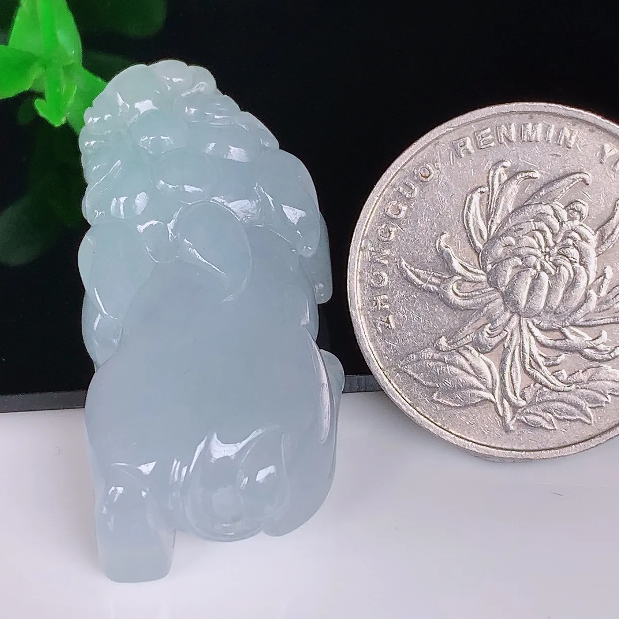 自然光实拍，冰润冰糯种淡春彩翡翠招财貔貅吊坠，民间有“一摸貔貅运程旺盛，再摸貔貅财运滚滚，三摸貔貅平步青云 ”的美好祝愿。#46.15