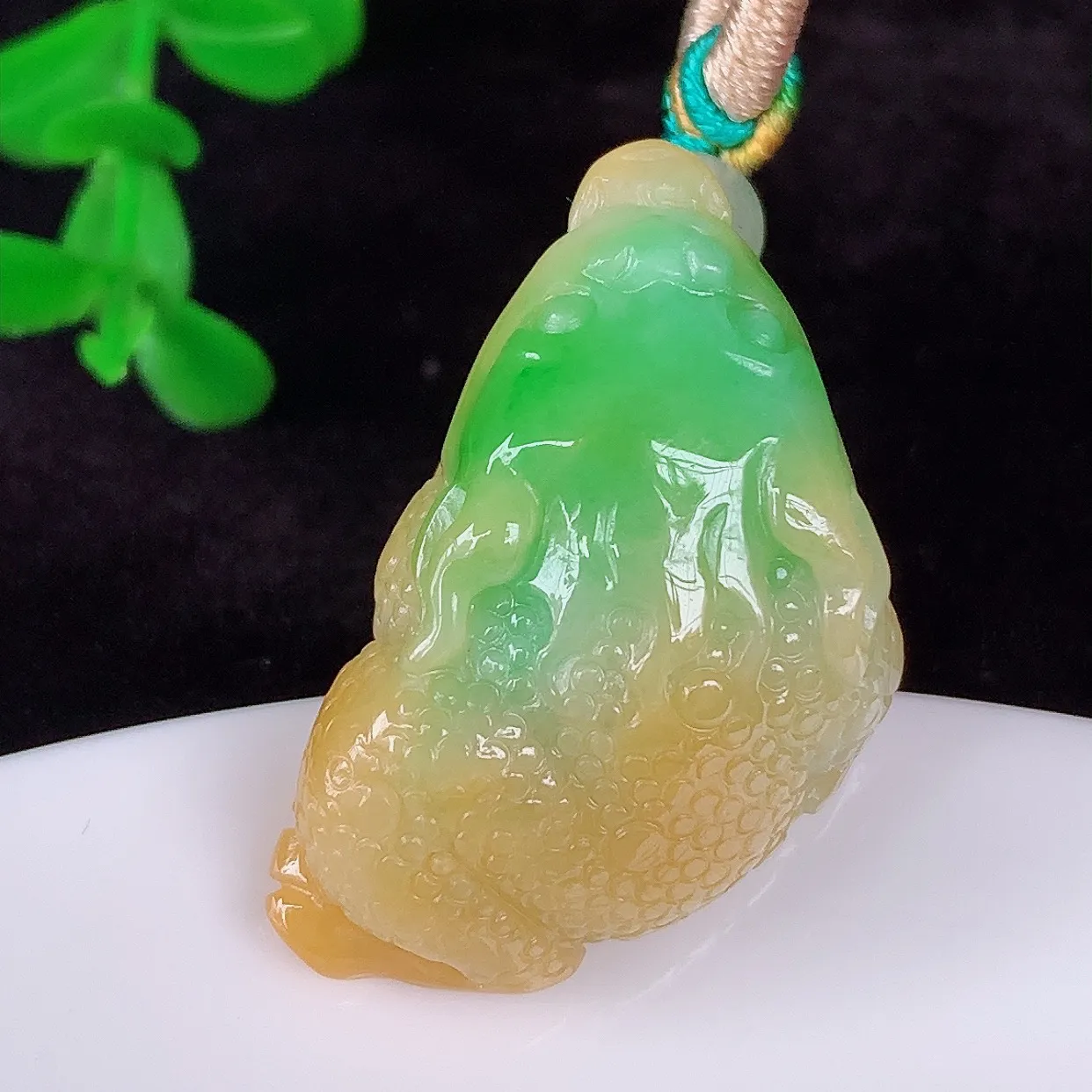 自然光实拍，厚装冰润冰糯种双彩黄加绿翡翠金蟾吊坠，种老水足，翠色灵动，寓意美好，佩戴时尚出众！#00.15
