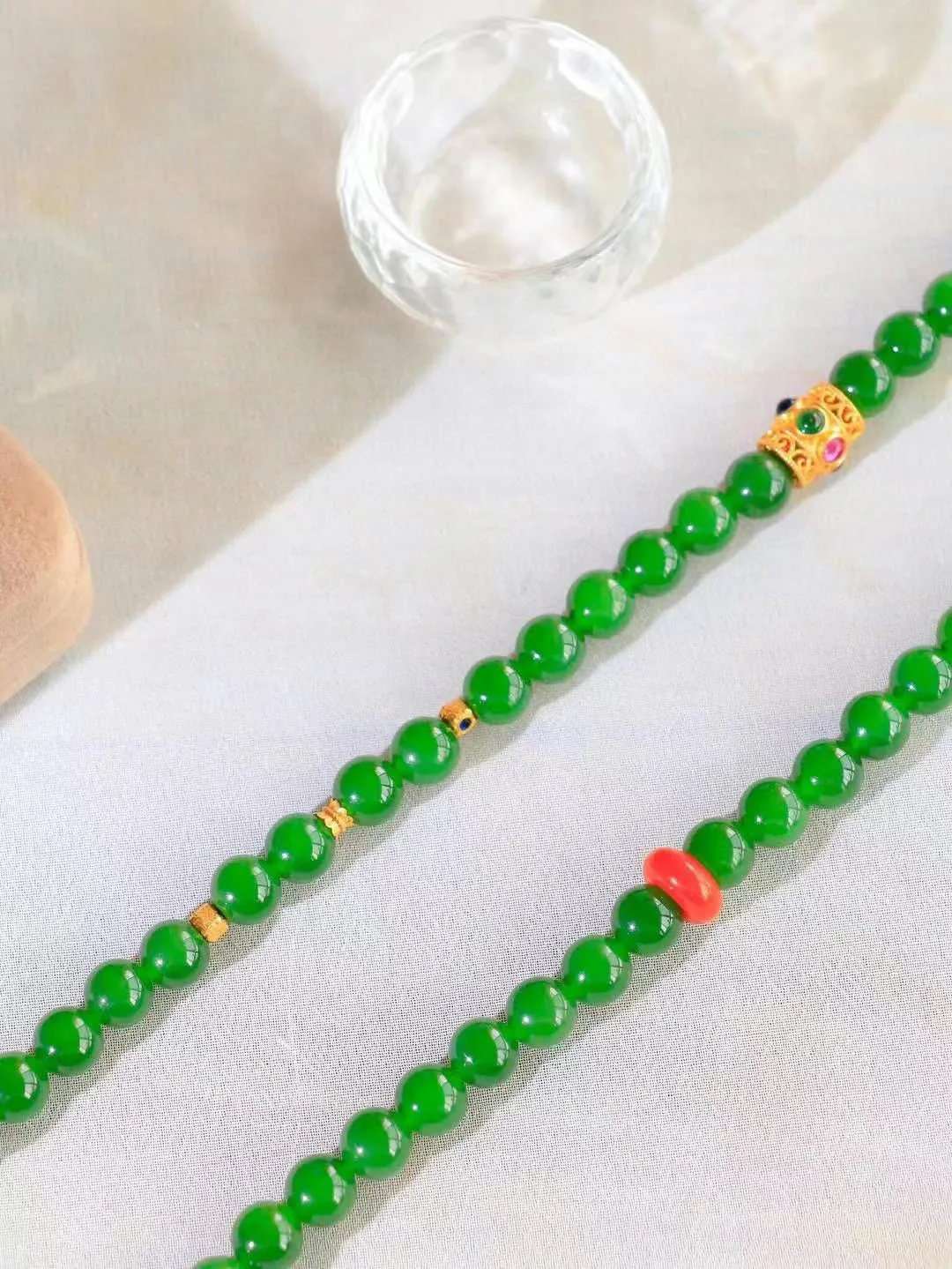 【链.108】

精品和田玉碧玉108挂链 玉质温润细腻 油性十足 佩戴舒适。珠珠落玉盘，间关莺语花底滑，一生美好时光，无论身在何处，都有它相伴相守。事事顺遂，幸福美满，吉祥如意。重89克 尺寸取一7.9mm FDL-72402493