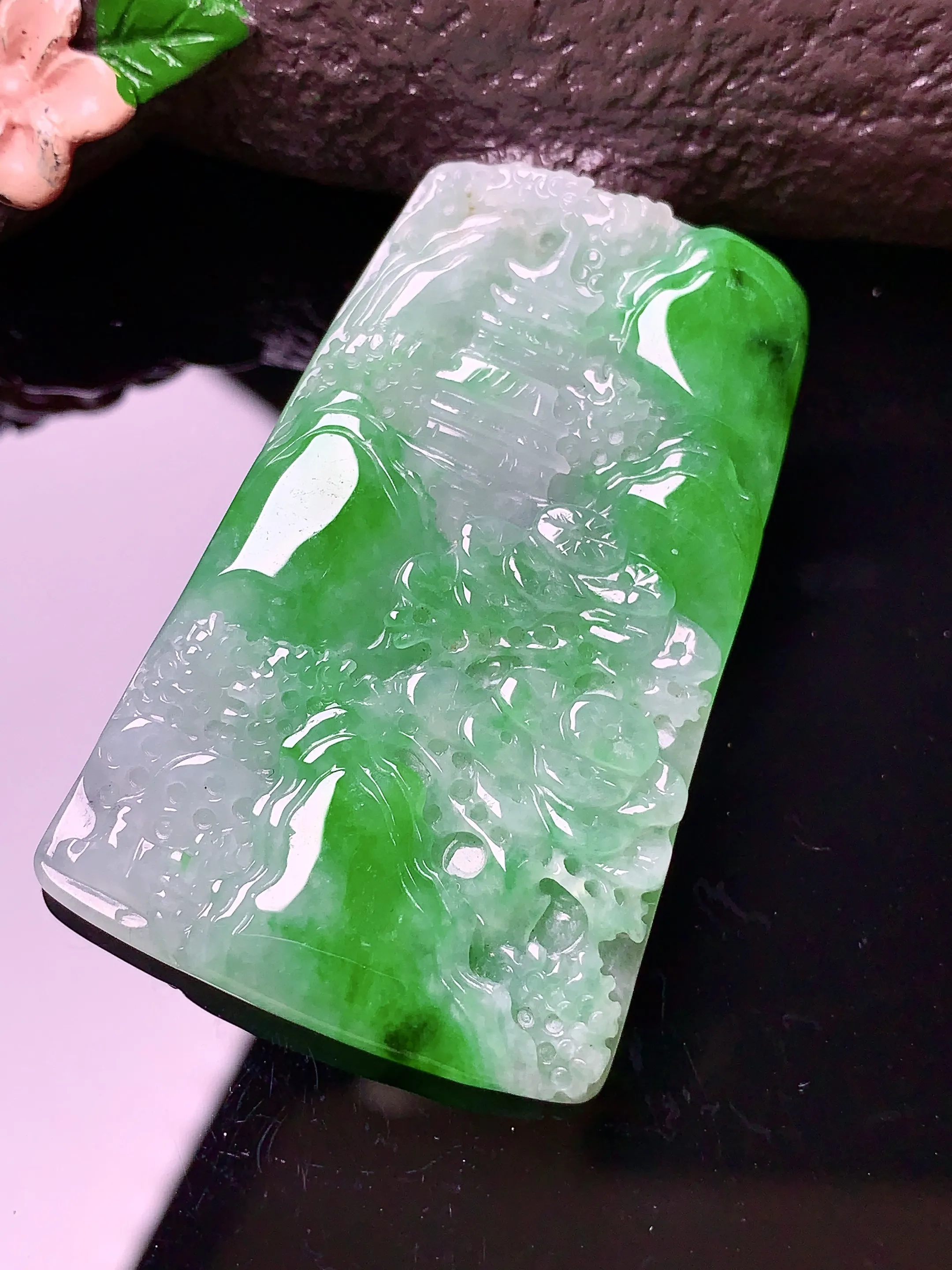 飘绿山水吊坠 玉质细腻 色泽艳丽 整体尺寸50*31.5*4.8