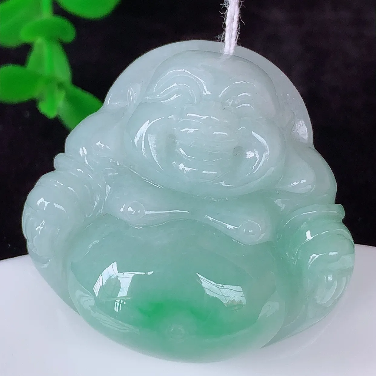自然光实拍 厚装冰润冰糯种飘绿翡翠佛公吊坠，饱满， 佛公亦保平安，寓意有福（佛公）相伴，配戴优雅迷人！#46.15