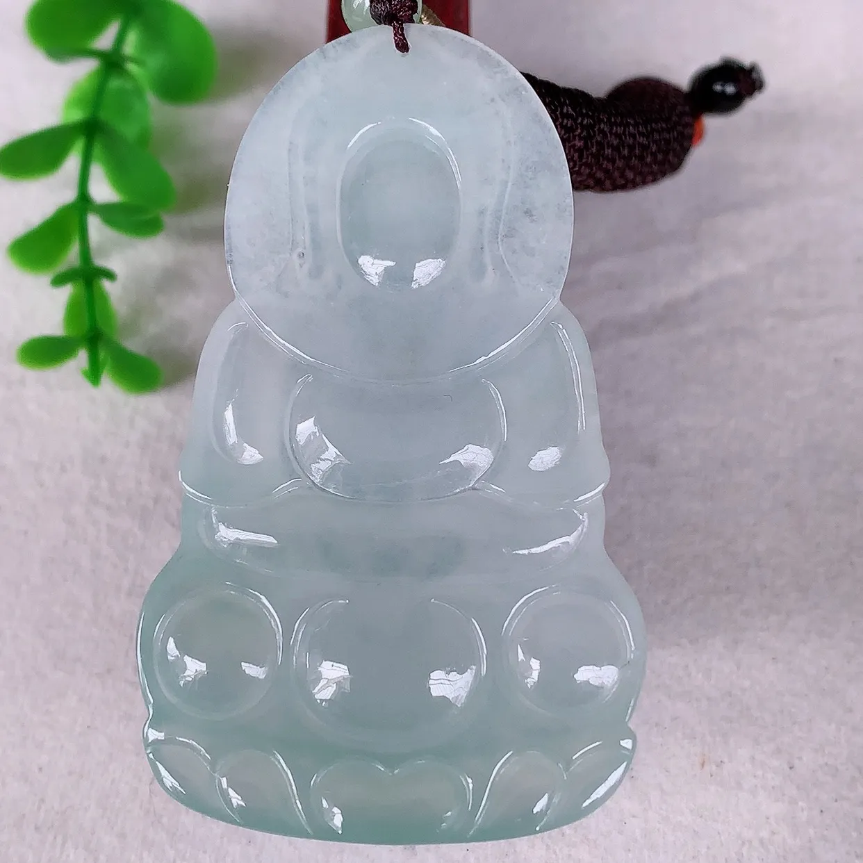 自然光实拍，大件冰种翡翠观音吊坠，赐福翡翠观音，翠色迷人，观音面相端庄，佩戴时尚出众！#46.15