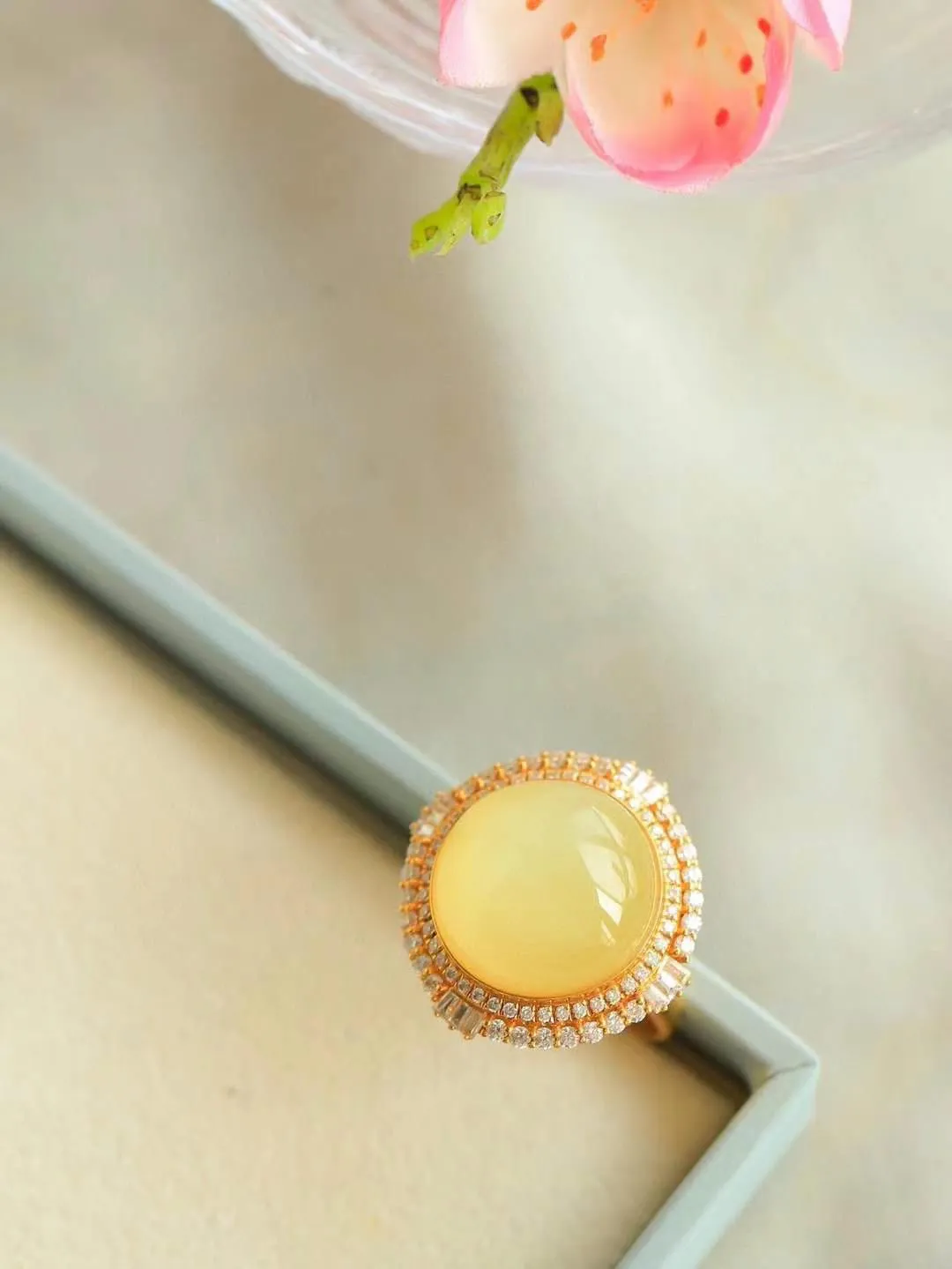 【金镶玉.戒指】

精品和田玉黄口18k金戒指 玉质细腻温润 油性十足 ，不论时光如何流转变化，这枚戒指始终闪耀着最初的光芒。精工镶嵌18K金 （保真金 可检测贵金属18K金） 重7.8克 尺寸17.6-14.7mm 78402455L