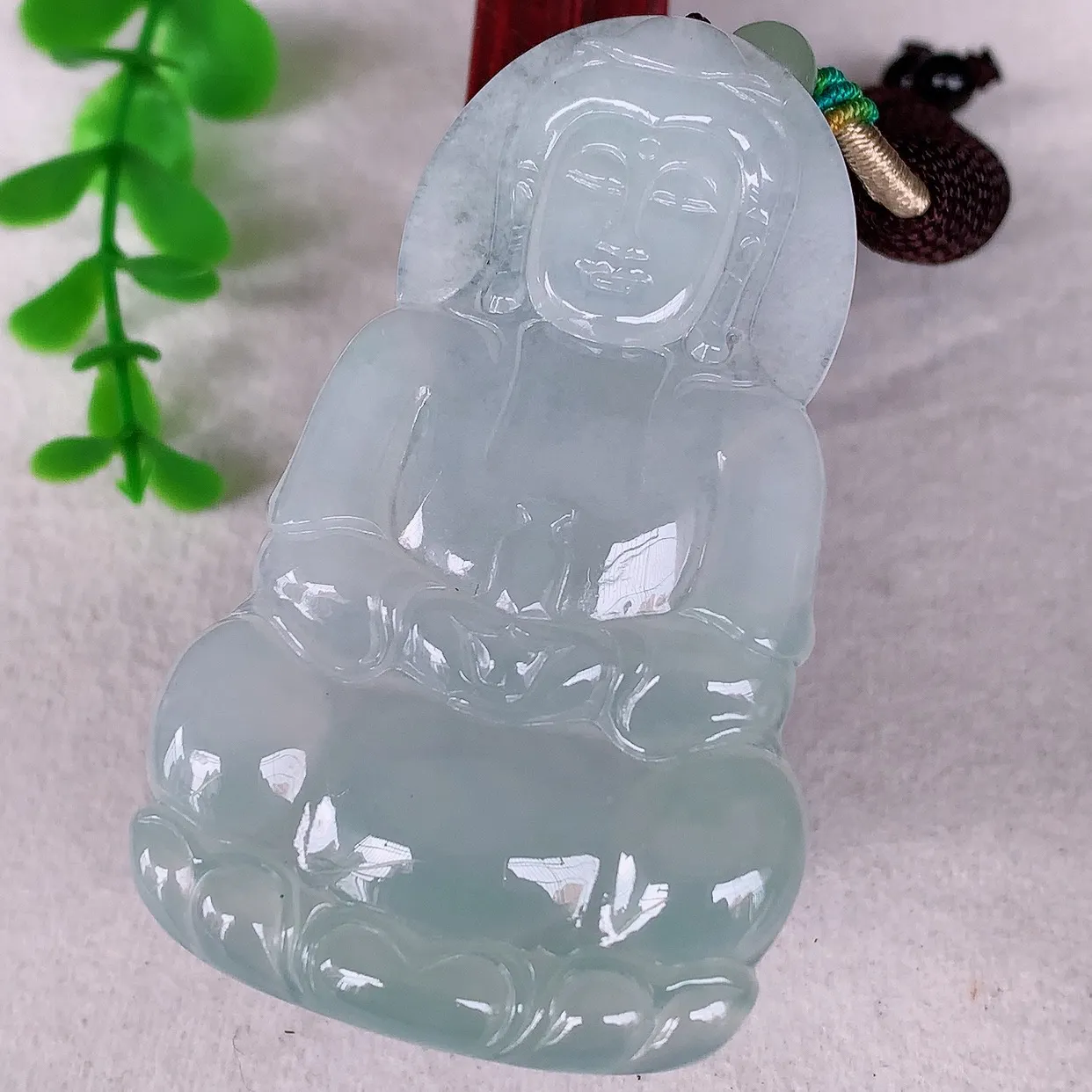 自然光实拍，大件冰种翡翠观音吊坠，赐福翡翠观音，翠色迷人，观音面相端庄，佩戴时尚出众！#46.15