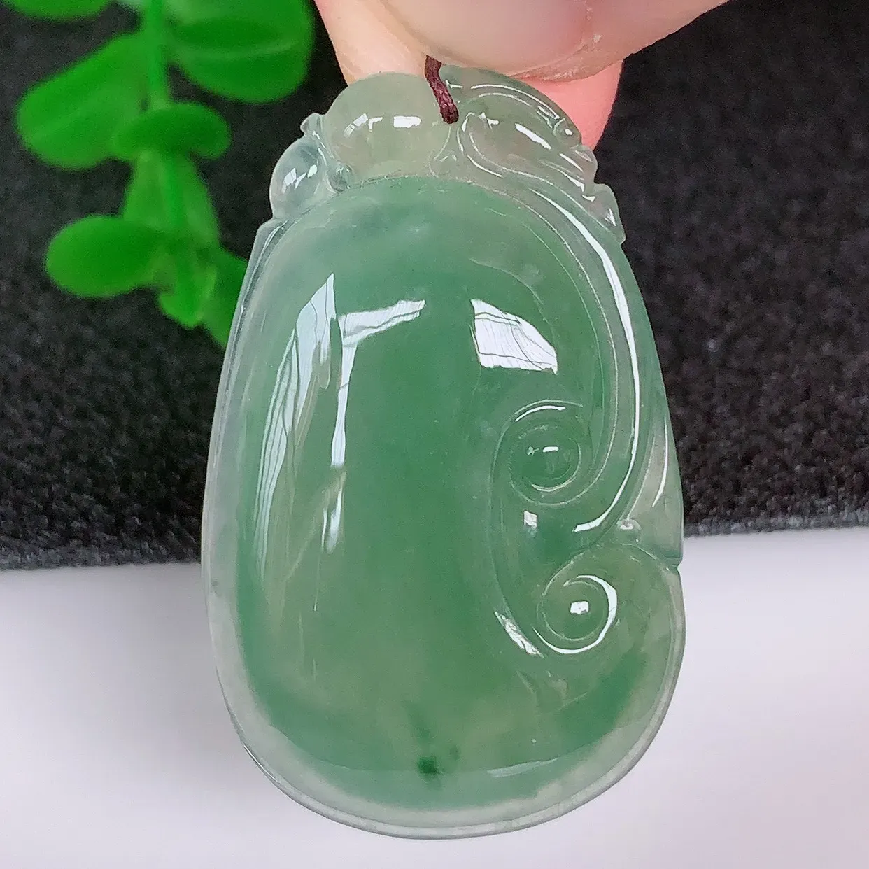 自然光实拍，冰种飘绿翡翠如意吊坠，翡翠如意，上身效果非常美，饱满大气，工艺美，万事如意，如意一生 #01.15