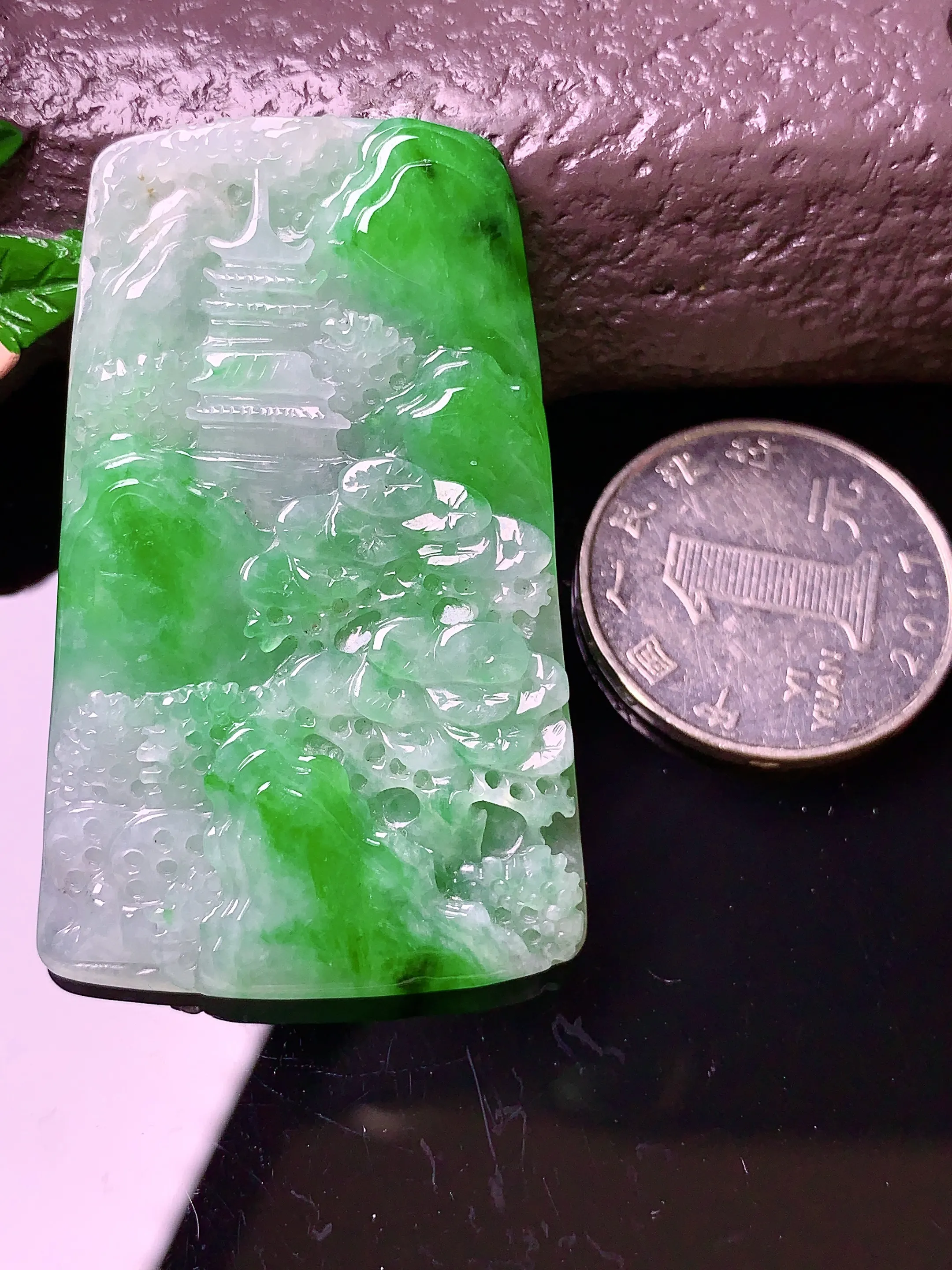 飘绿山水吊坠 玉质细腻 色泽艳丽 整体尺寸50*31.5*4.8