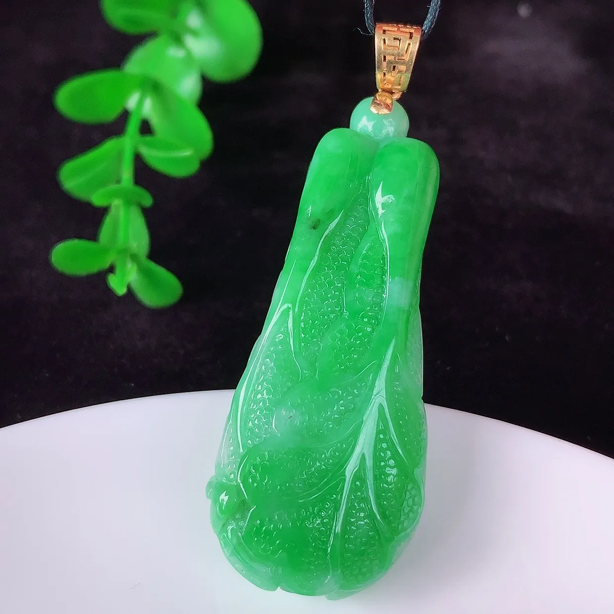 自然光实拍，18K金镶嵌厚装冰润冰糯种飘阳绿翡翠招百财白菜吊坠，百财聚来，财源滚滚，色泽鲜艳，精工水润的白菜，性价比高！#3.15整体55.5*裸石48*20*11.5