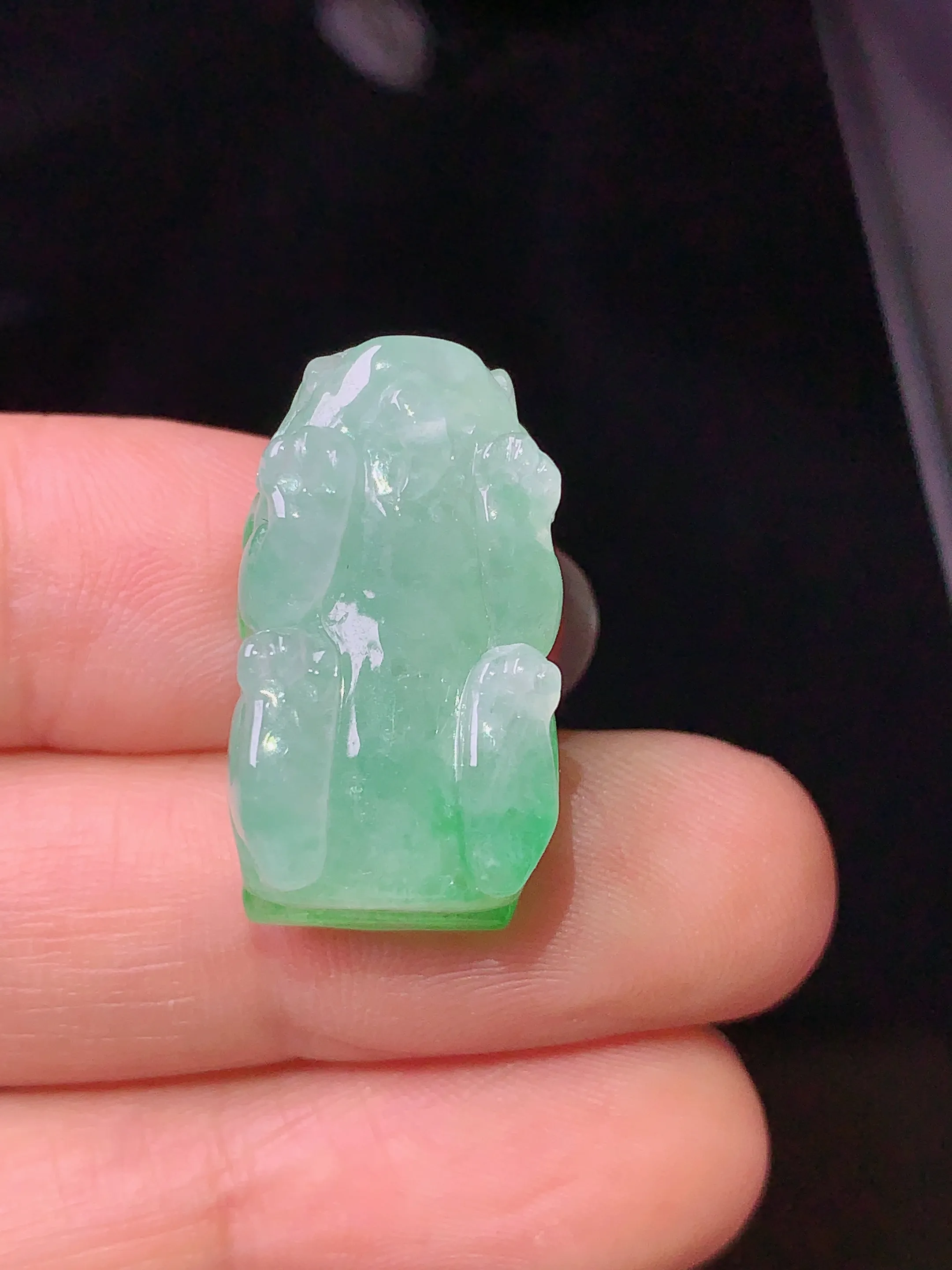 翠绿貔貅吊坠 玉质细腻 色泽艳丽 整体尺寸23.8*12.8*10.5