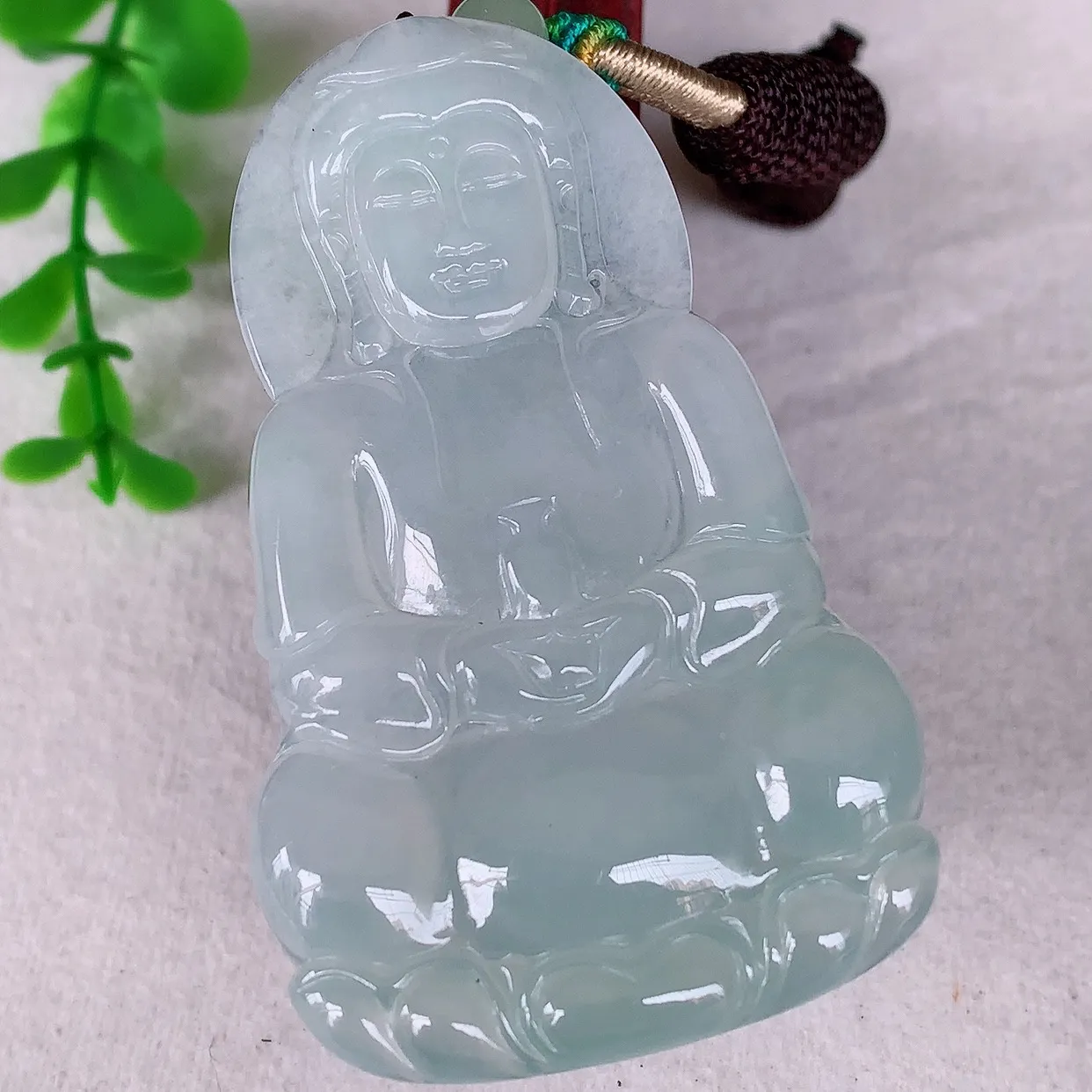 自然光实拍，大件冰种翡翠观音吊坠，赐福翡翠观音，翠色迷人，观音面相端庄，佩戴时尚出众！#46.15