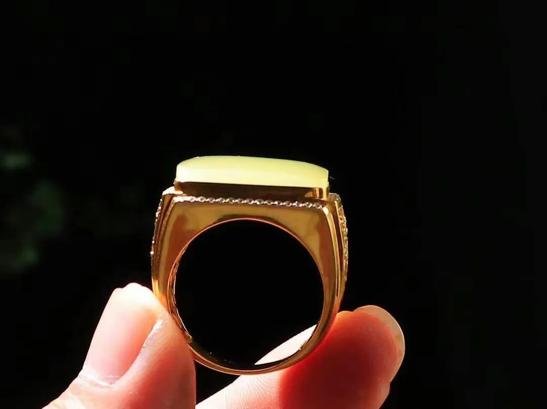 【金镶玉.戒指】

精品和田玉黄口18k金戒指 玉质细腻温润 油性十足 ，不论时光如何流转变化，这枚戒指始终闪耀着最初的光芒。精工镶嵌18K金 （保真金 可检测贵金属18K金） 重13.2克 尺寸19.5-19-13mm 78402455L