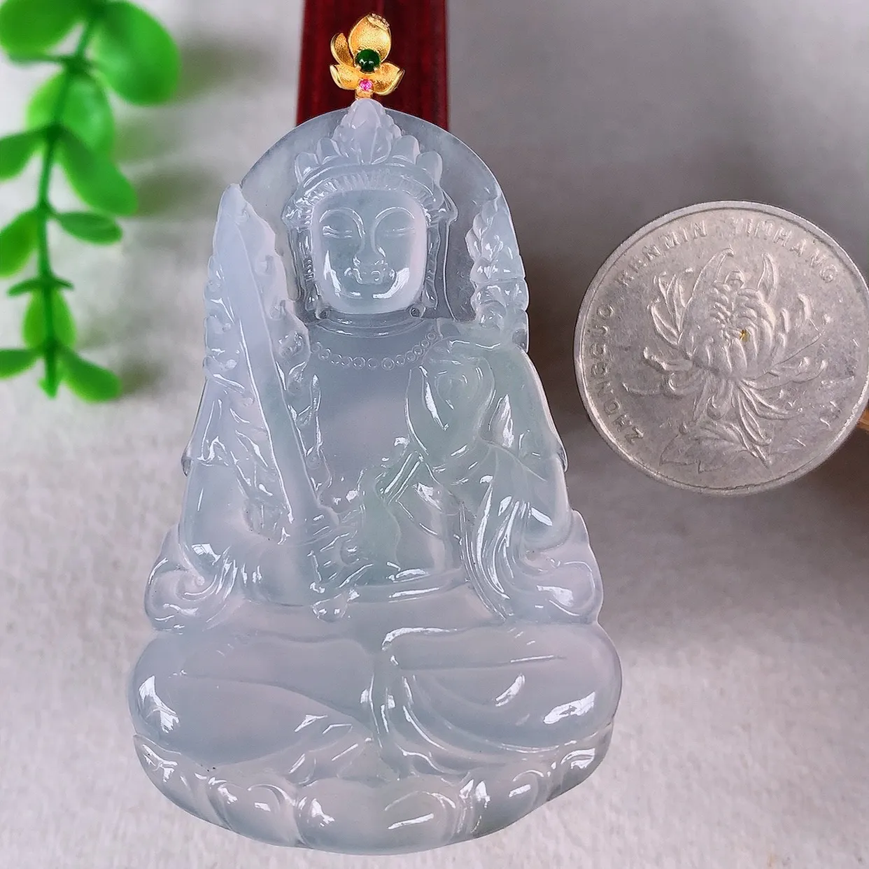 自然光实拍，18K金镶嵌大件冰种翡翠虚空藏观音菩萨吊坠，赐福翡翠观音，翠色迷人，观音面相端庄，佩戴时尚出众！#1.15整体62.8*裸石55.5*35.6*4.5