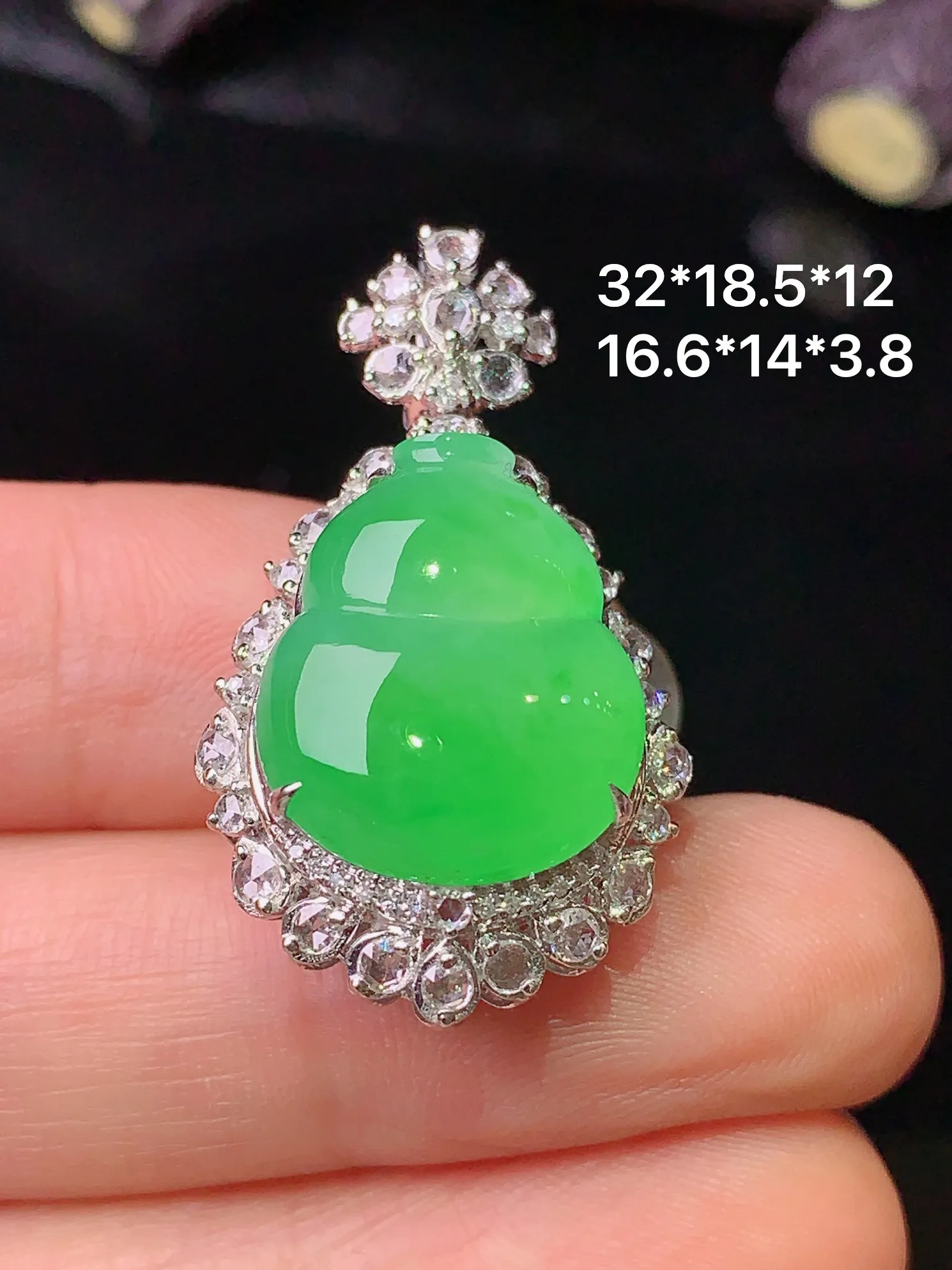 18k金钻镶嵌翠绿葫芦吊坠 玉质细腻 色泽艳丽 整体尺寸32*18.5*12