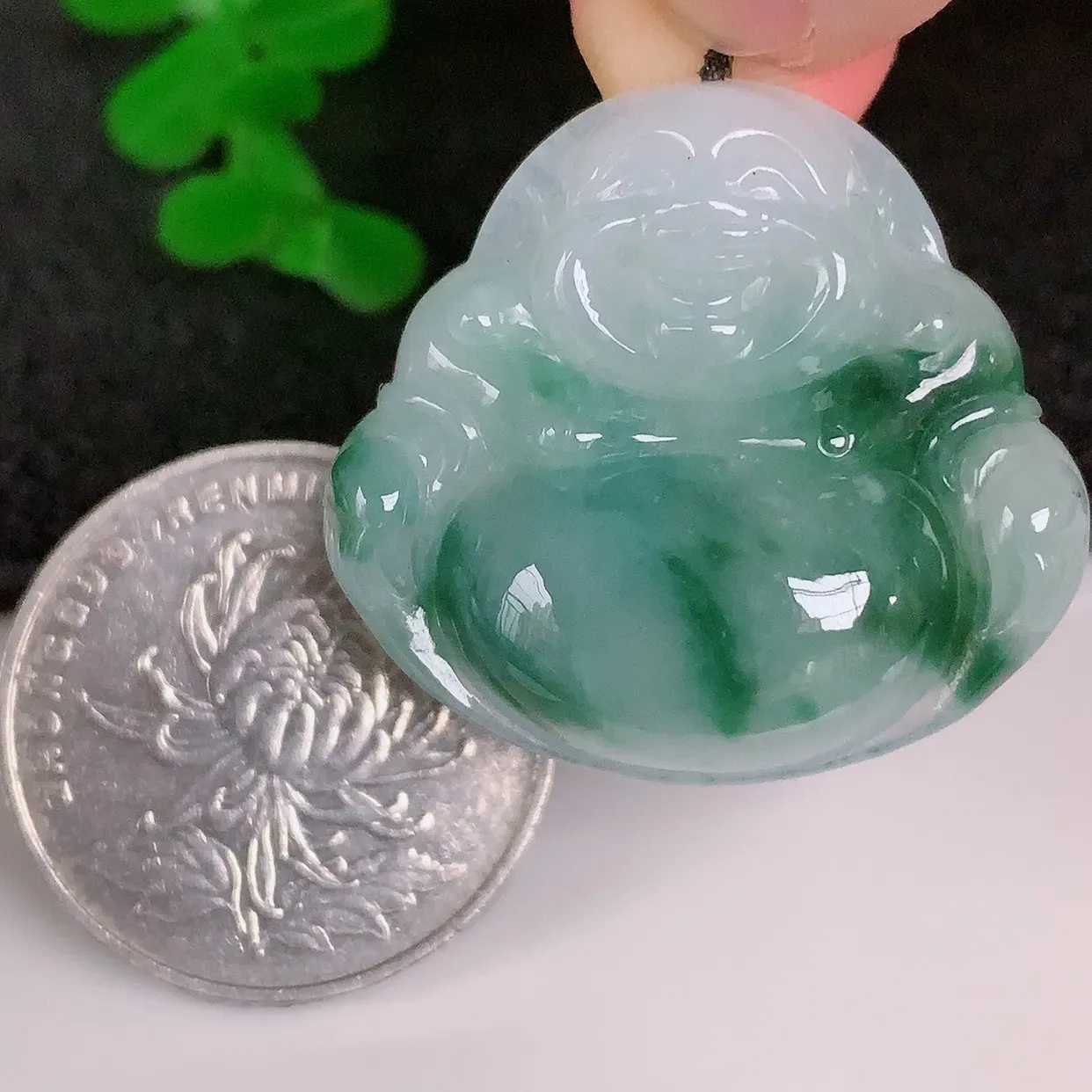 自然光实拍，冰润冰飘花翡翠佛公吊坠，饱满， 佛公亦保平安，寓意有福（佛公）相伴，配戴优雅迷人！#57.15