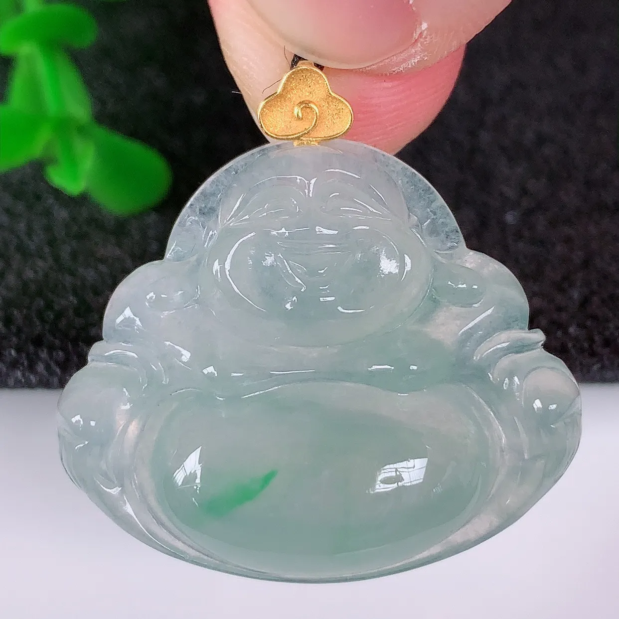 自然光实拍，18K金镶嵌冰种飘阳绿翡翠佛公吊坠，冰透饱满， 佛公亦保平安，寓意有福（佛公）相伴，品相佳，配戴优雅迷人！#1.15整体27.5*裸石23*28*6