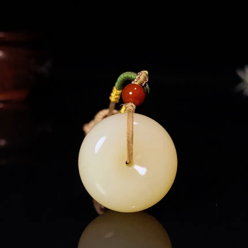 新疆且末糖蜜糖平安扣挂件。尺寸26/13重17.5克。玉质细腻油润。手推出油。佩戴高端典雅。ltz250517