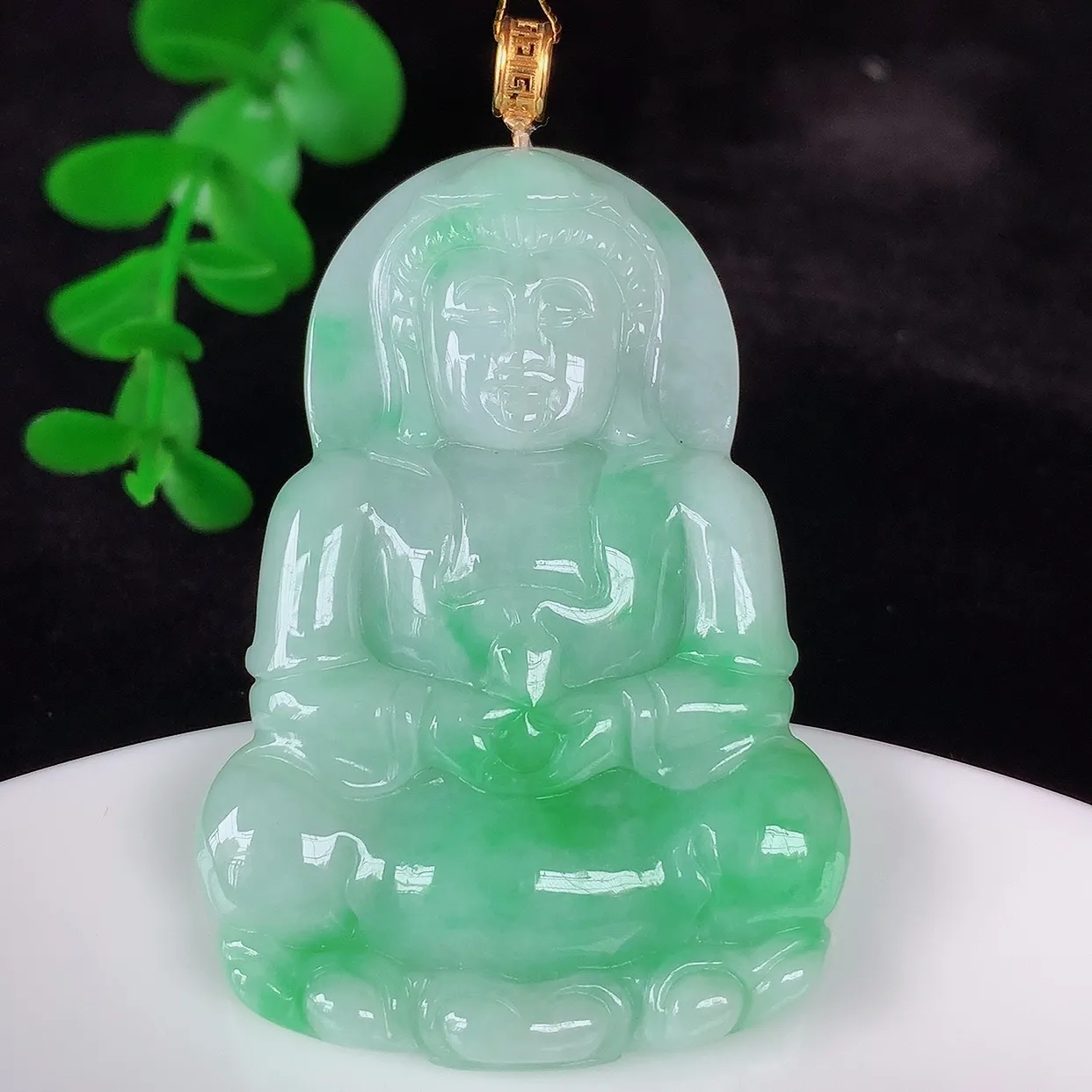 自然光实拍，18K金镶嵌冰糯种飘绿翡翠观音吊坠，赐福翡翠观音，翠色迷人，观音面相端庄，佩戴时尚出众！#35.15整体58.5*裸石50.6*35.5*5