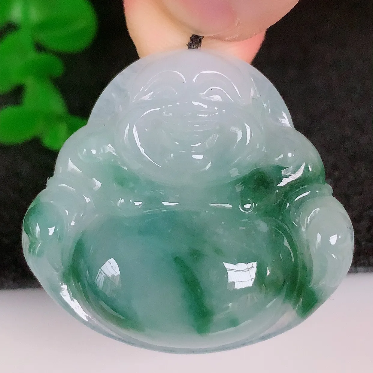 自然光实拍，冰润冰飘花翡翠佛公吊坠，饱满， 佛公亦保平安，寓意有福（佛公）相伴，配戴优雅迷人！#57.15
