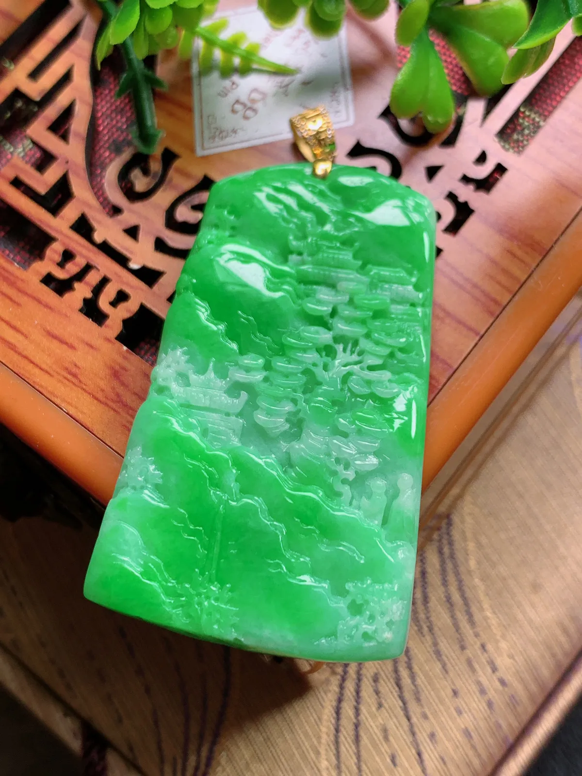 精品推荐，缅甸天然A货翡翠，18K金镶嵌飘阳绿山水牌吊坠，种水好，颜色鲜艳，玉质水润细腻，工艺精湛，佩戴效果更佳。