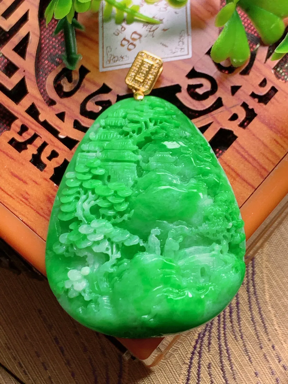 精品推荐，缅甸天然A货翡翠，18K金镶嵌满阳绿山水牌吊坠，种水好，颜色鲜艳，玉质水润细腻，工艺精湛，佩戴效果更佳。