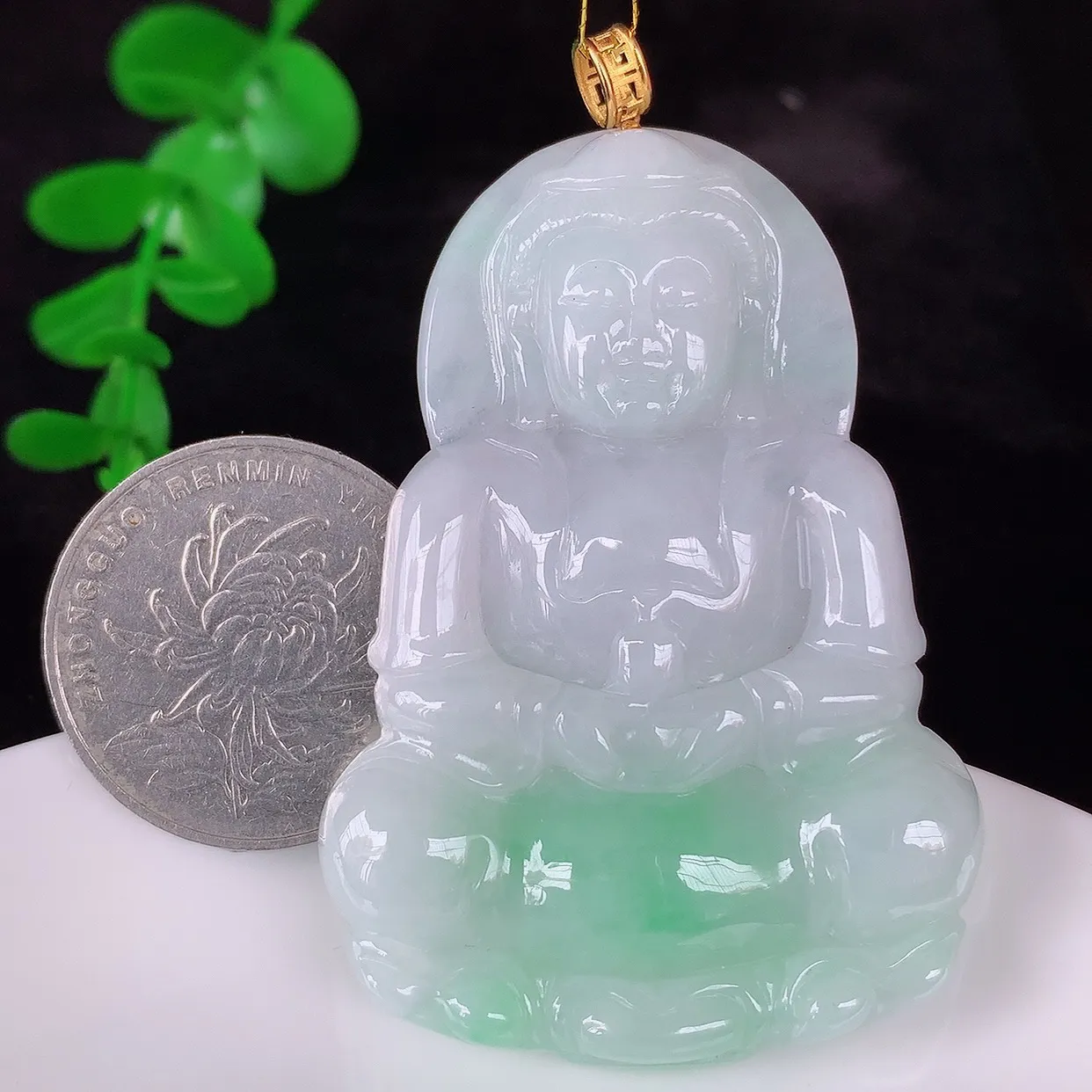 自然光实拍，18K金镶嵌大件冰糯种飘绿翡翠观音吊坠，赐福翡翠观音，翠色迷人，观音面相端庄，佩戴时尚出众！#35.15整体60.5*裸石54.5*38*6.6