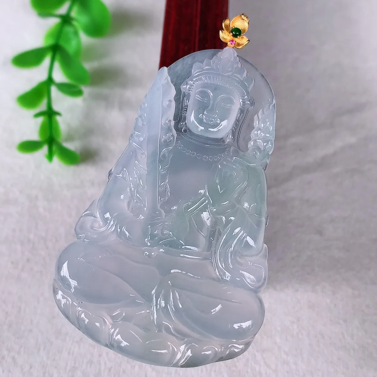 自然光实拍，18K金镶嵌大件冰种翡翠虚空藏观音菩萨吊坠，赐福翡翠观音，翠色迷人，观音面相端庄，佩戴时尚出众！#1.15整体62.8*裸石55.5*35.6*4.5