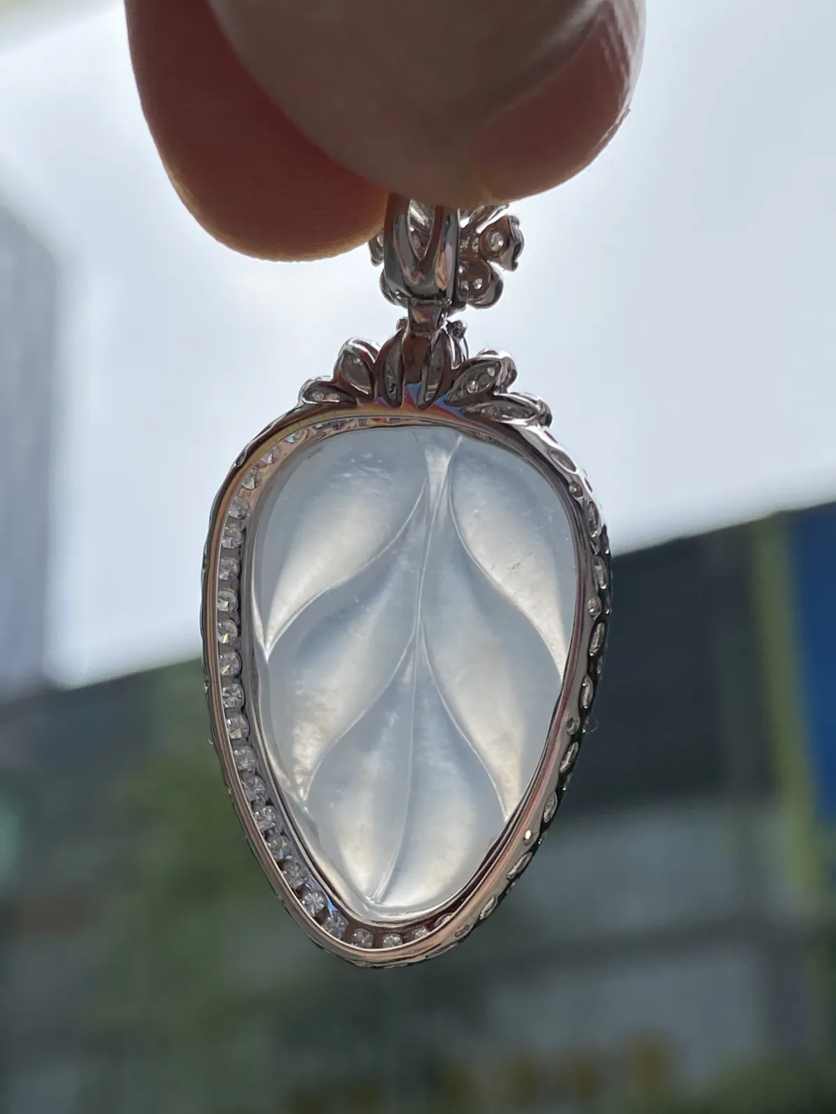 推荐【冰福叶】无纹裂，起荧光，水润冰透，细腻，起胶，种质佳，bringbring的，上身效果高贵～～石头25.5*17.5*4