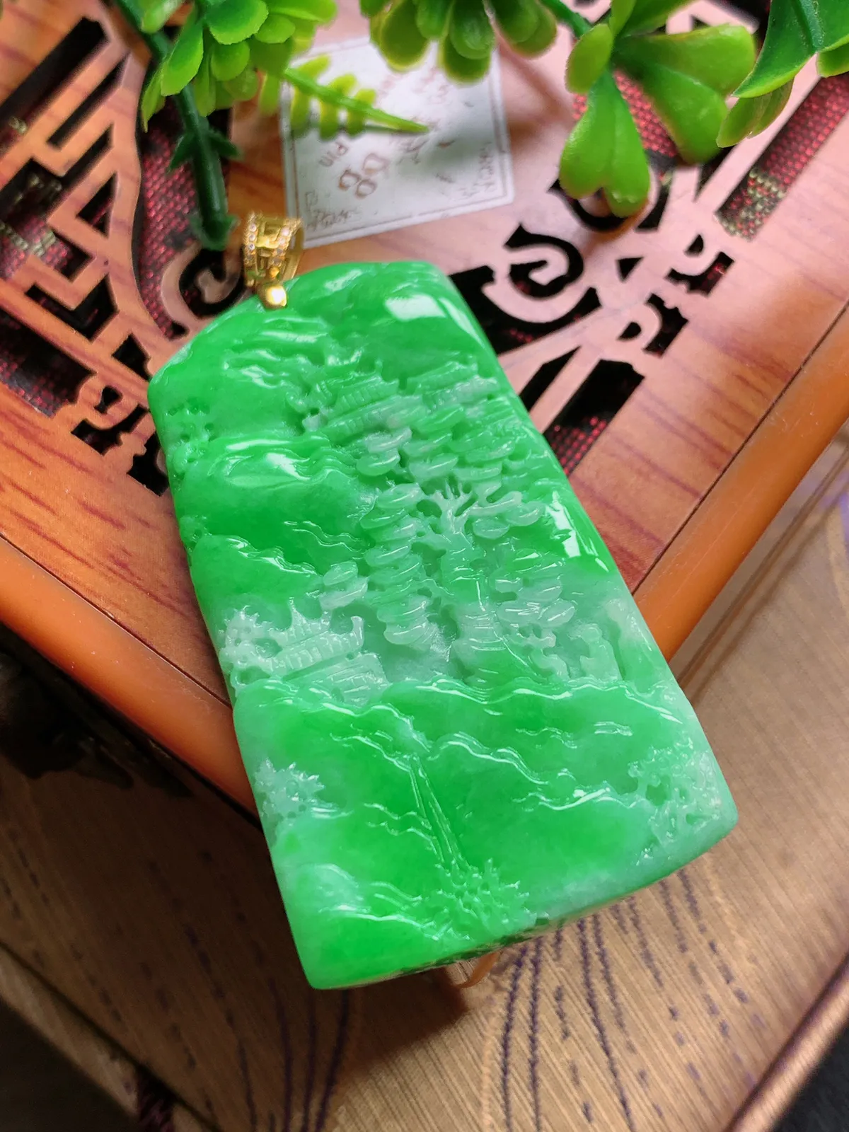 精品推荐，缅甸天然A货翡翠，18K金镶嵌飘阳绿山水牌吊坠，种水好，颜色鲜艳，玉质水润细腻，工艺精湛，
