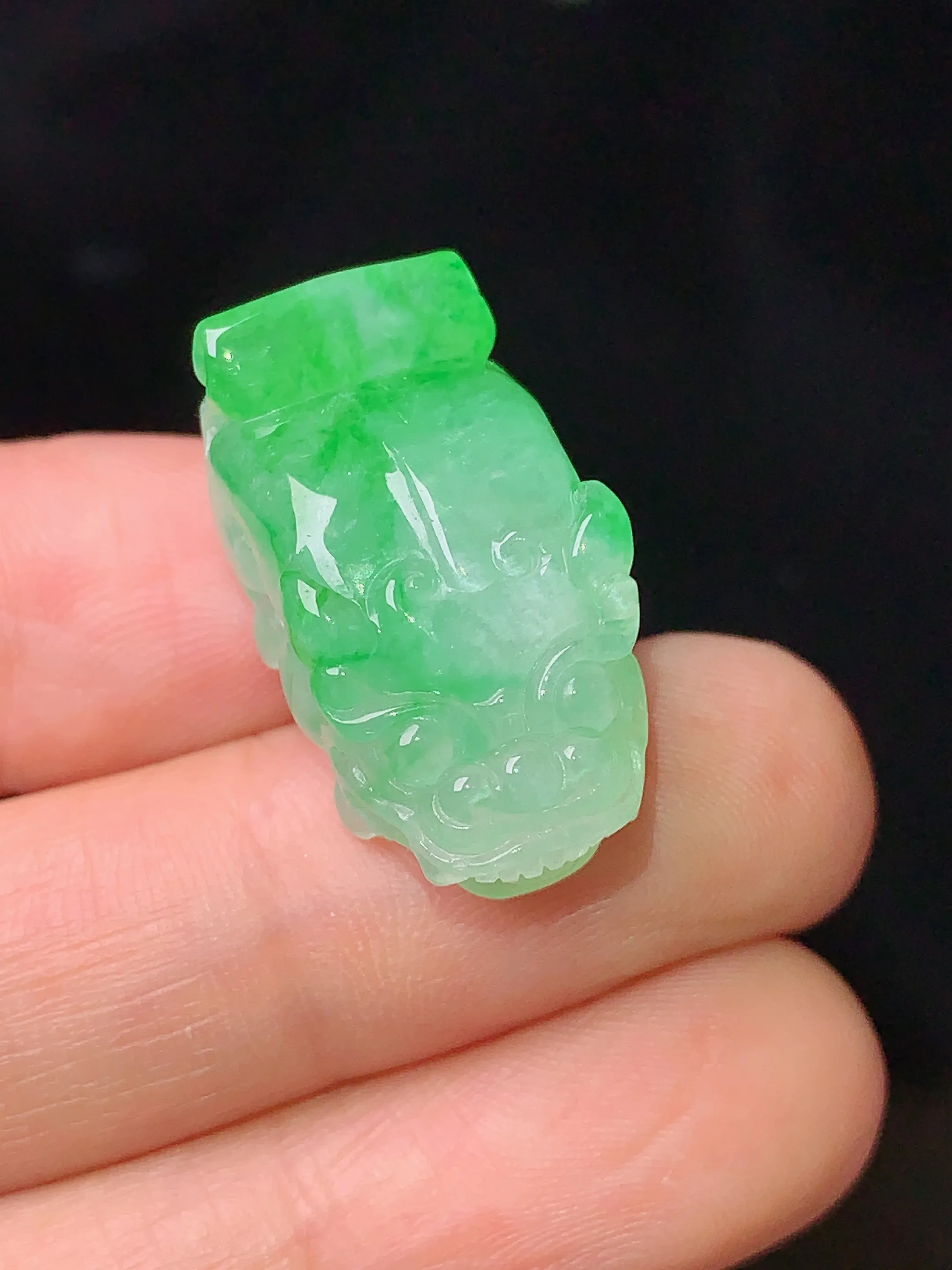 翠绿貔貅吊坠 玉质细腻 色泽艳丽 整体尺寸23.8*12.8*10.5