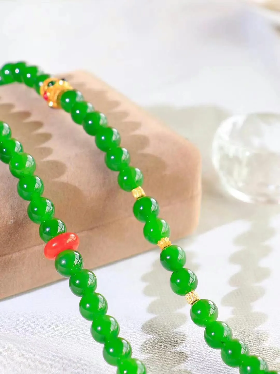 【链.108】

精品和田玉碧玉108挂链 玉质温润细腻 油性十足 佩戴舒适。珠珠落玉盘，间关莺语花底滑，一生美好时光，无论身在何处，都有它相伴相守。事事顺遂，幸福美满，吉祥如意。重89克 尺寸取一7.9mm FDL-72402493