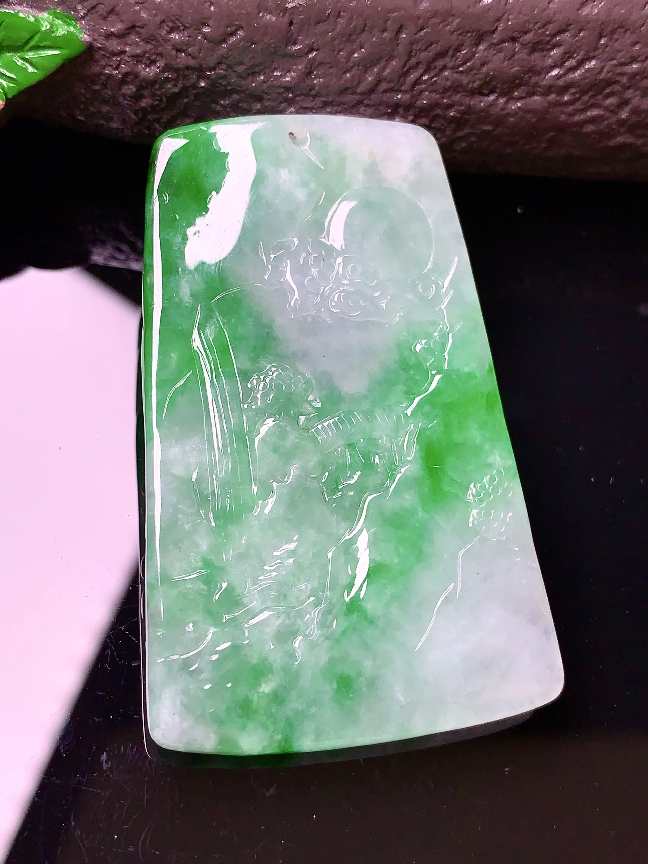 飘绿山水吊坠 玉质细腻 色泽艳丽 整体尺寸50*31.5*4.8