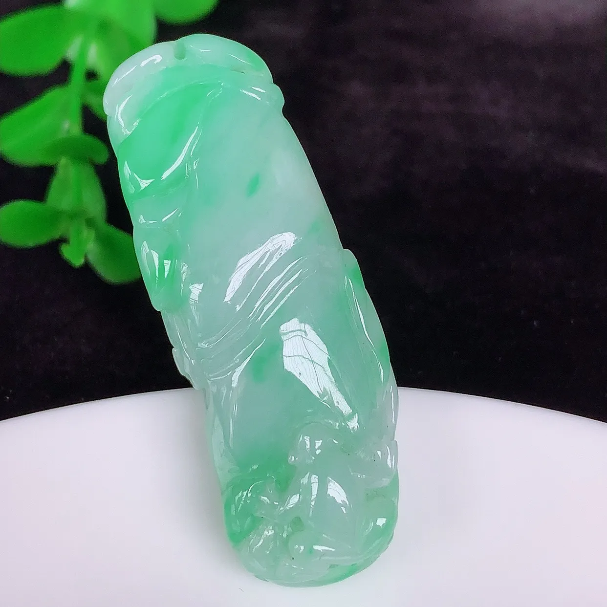 自然光实拍，冰糯种飘绿翡翠节节高竹节玉坠，款式时尚大方，竹节寓意好，佩戴事业，学业节节高升！#57.