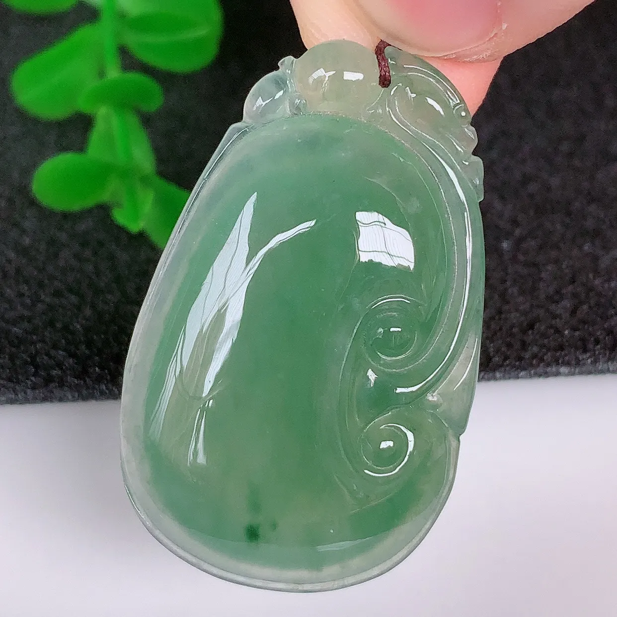 自然光实拍，冰种飘绿翡翠如意吊坠，翡翠如意，上身效果非常美，饱满大气，工艺美，万事如意，如意一生 #01.15