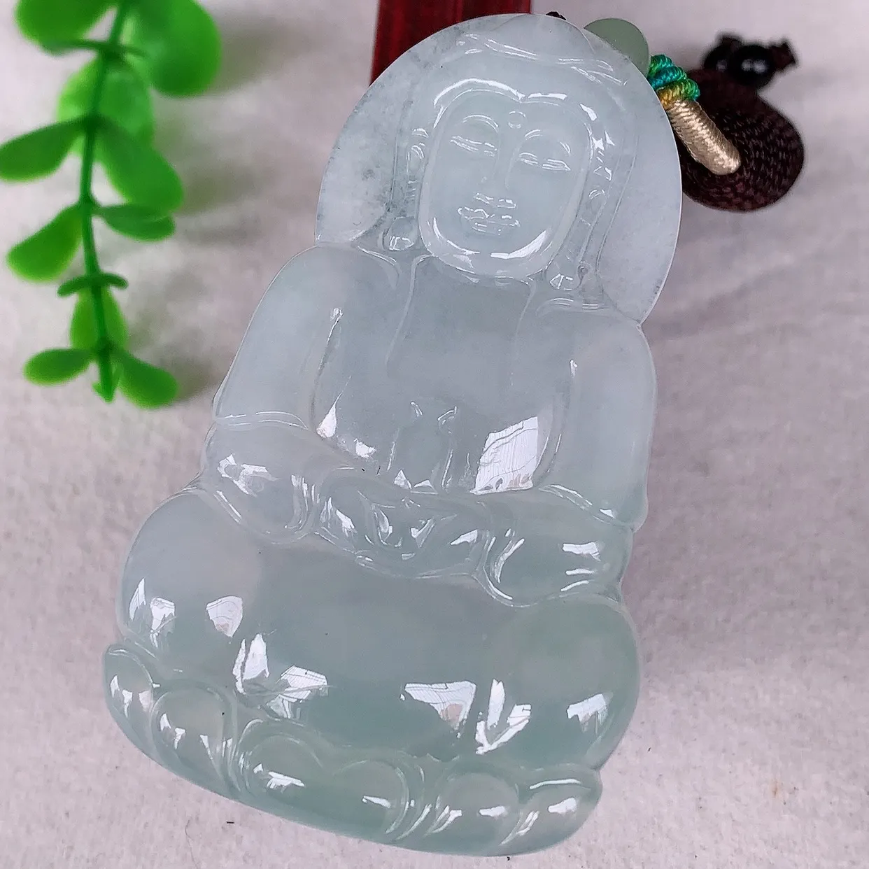 自然光实拍，大件冰种翡翠观音吊坠，赐福翡翠观音，翠色迷人，观音面相端庄，佩戴时尚出众！#46.15