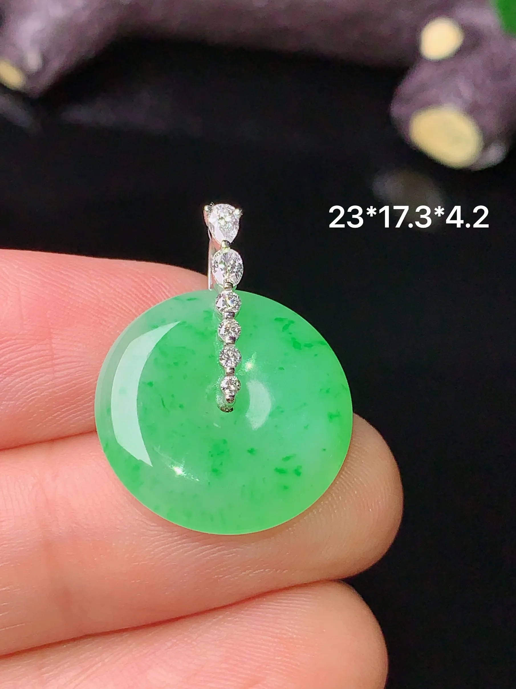 18k金钻镶嵌翠绿平安扣吊坠 玉质细腻 色泽艳丽 整体尺寸23*17.3*4.2