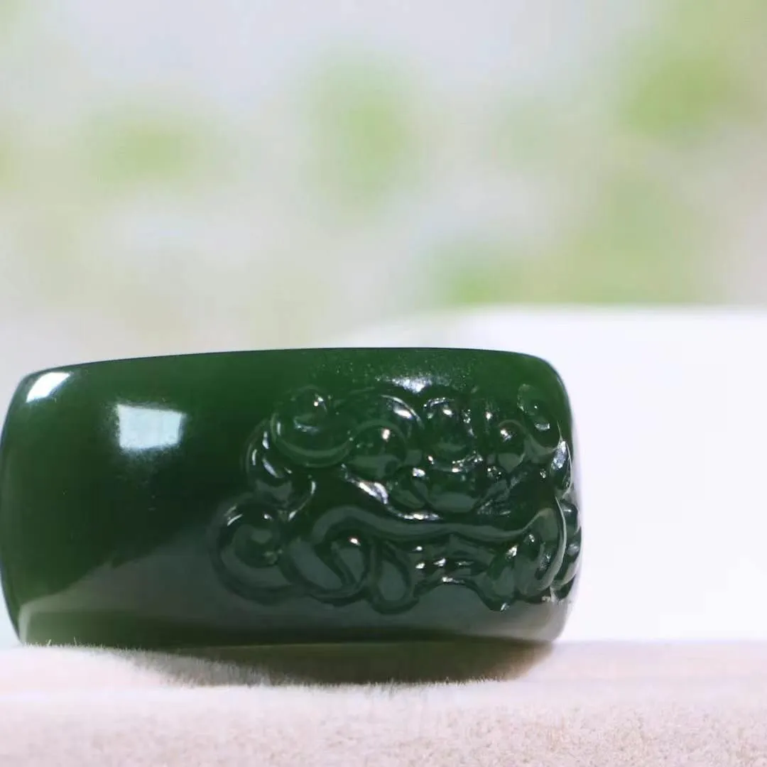 【守护·扳指】
和田玉碧玉兽面扳指，玉质温润，油润感十足， 整器古韵生辉。优雅高贵。运筹帷幄于掌中，决胜于千里之外。
重10.5克 尺寸19.5-13-6.5mm SO888099N