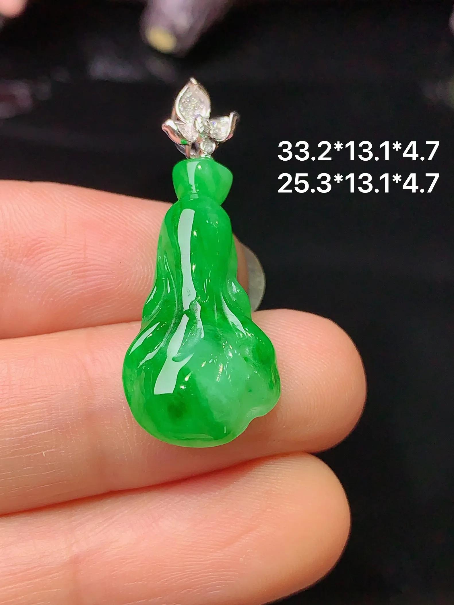 18k金钻镶嵌翠绿白菜吊坠 玉质细腻 色泽艳丽 整体尺寸33.2*13.1*4.7
