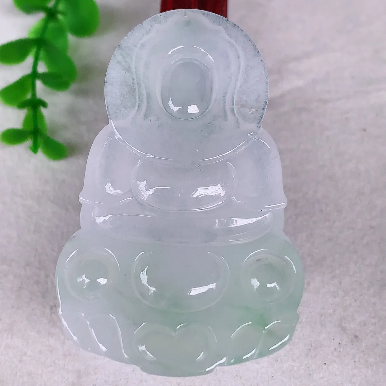 自然光实拍，大件冰种飘绿翡翠观音吊坠，赐福翡翠观音，翠色迷人，观音面相端庄，佩戴时尚出众！#57.15