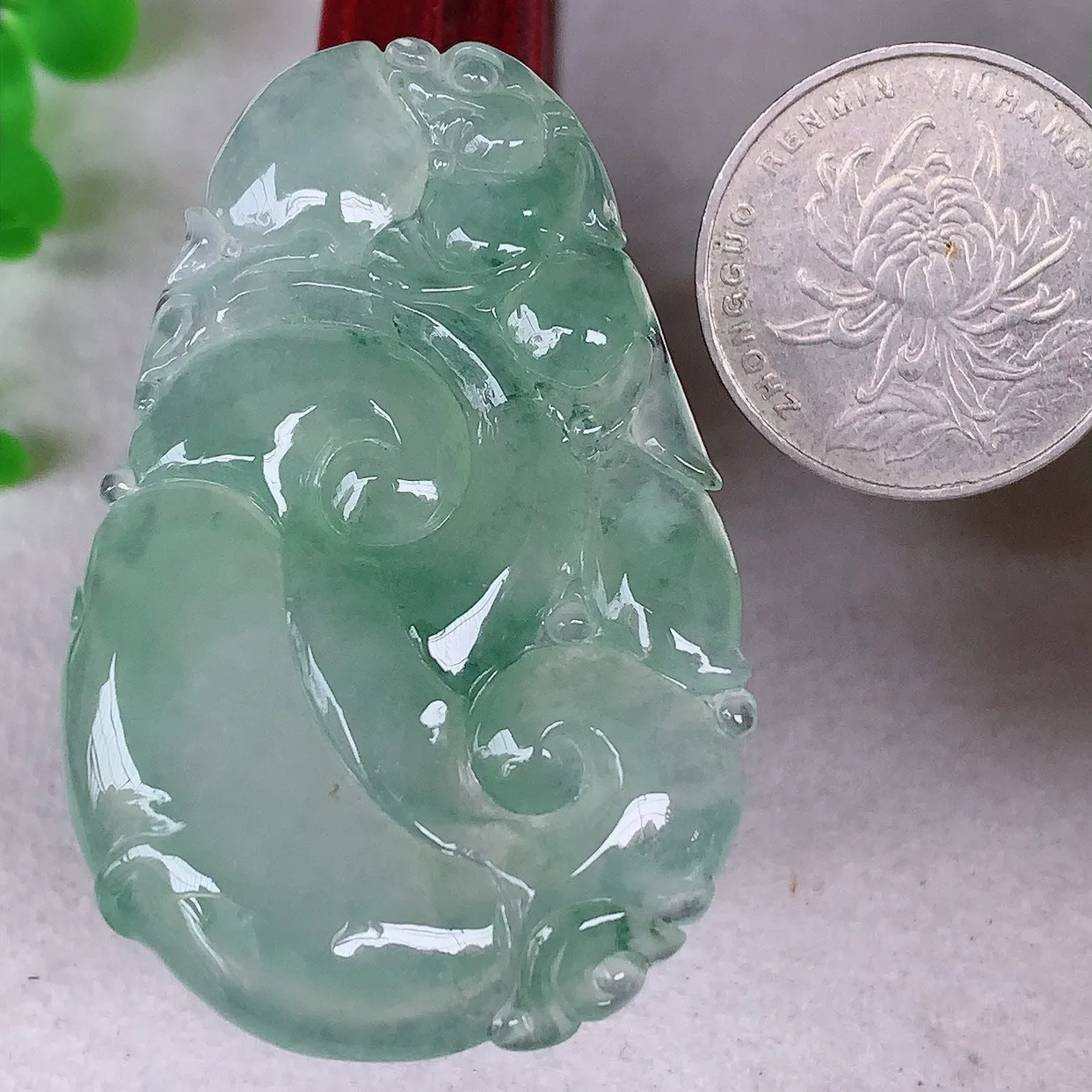 自然光实拍，大件冰种飘绿翡翠如意吊坠，翡翠如意，上身效果非常美，饱满大气，工艺美，万事如意，如意一生 #01.15