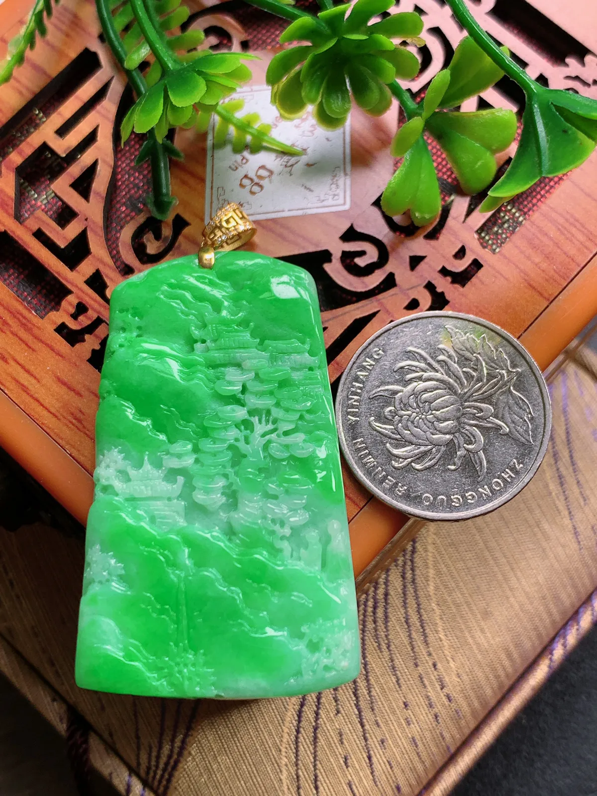 精品推荐，缅甸天然A货翡翠，18K金镶嵌飘阳绿山水牌吊坠，种水好，颜色鲜艳，玉质水润细腻，工艺精湛，佩戴效果更佳。