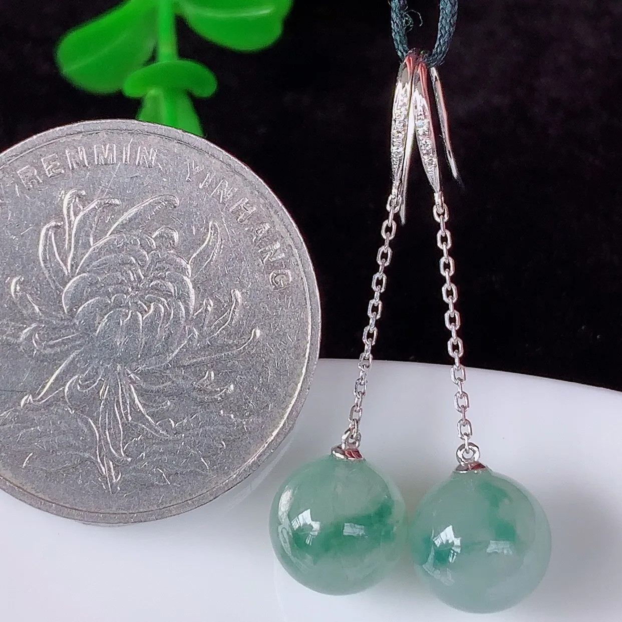 自然光实拍 18k金镶嵌冰种飘花翡翠转运珠圆珠耳坠，沁人心脾，豪华镶嵌而成，耳坠佩戴效果大气出众，尽显气质。种水好，胶感足，颜相当漂亮，高性价比，值得入手品鉴！#3.15耳坠整体长33.6*裸石8.5