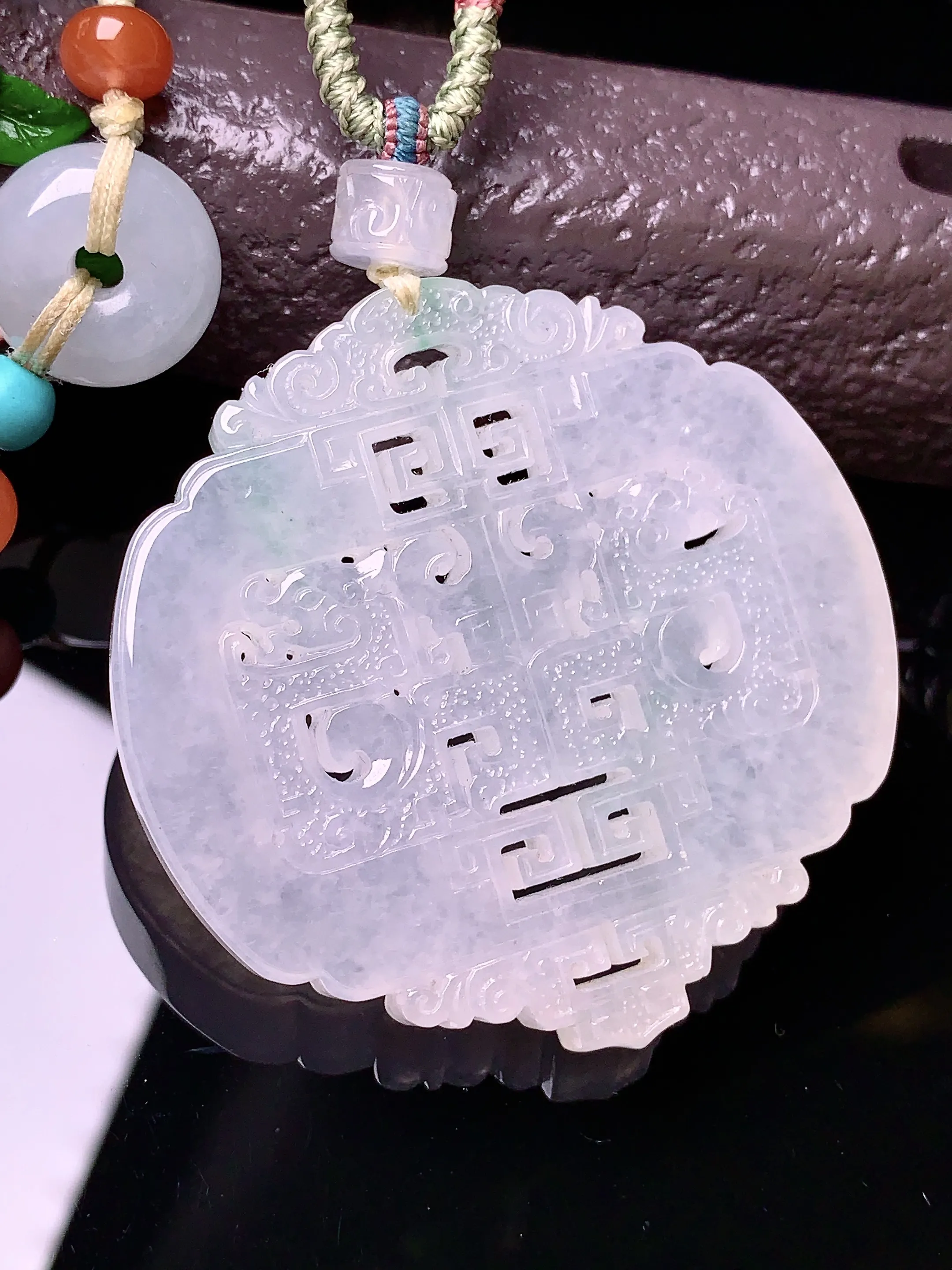 雕花仿古福牌吊坠 玉质细腻 色泽艳丽 整体尺寸50*50*6