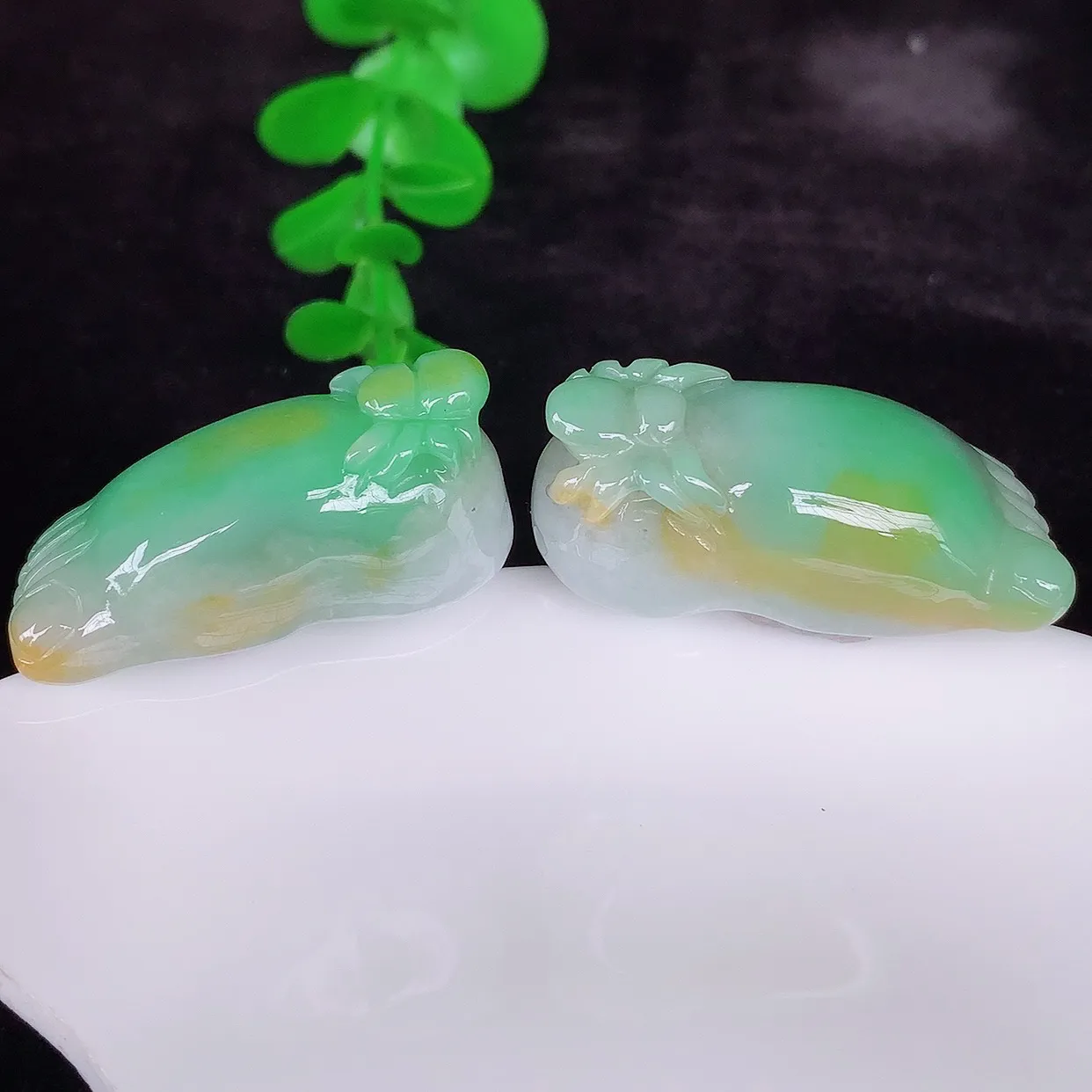 自然光实拍，冰润冰糯种双彩黄加绿翡翠知足常乐一对吊坠，种老水足，翠色灵动，寓意美好，佩戴时尚出众！#87.15大34.5*14.5*16小31.5*14.5*16