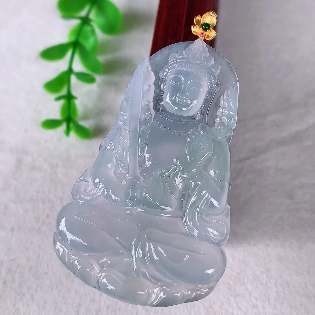 自然光实拍，18K金镶嵌大件冰种翡翠虚空藏观音菩萨吊坠，赐福翡翠观音，翠色迷人，观音面相端庄，佩戴时尚出众！#1.15整体62.8*裸石55.5*35.6*4.5