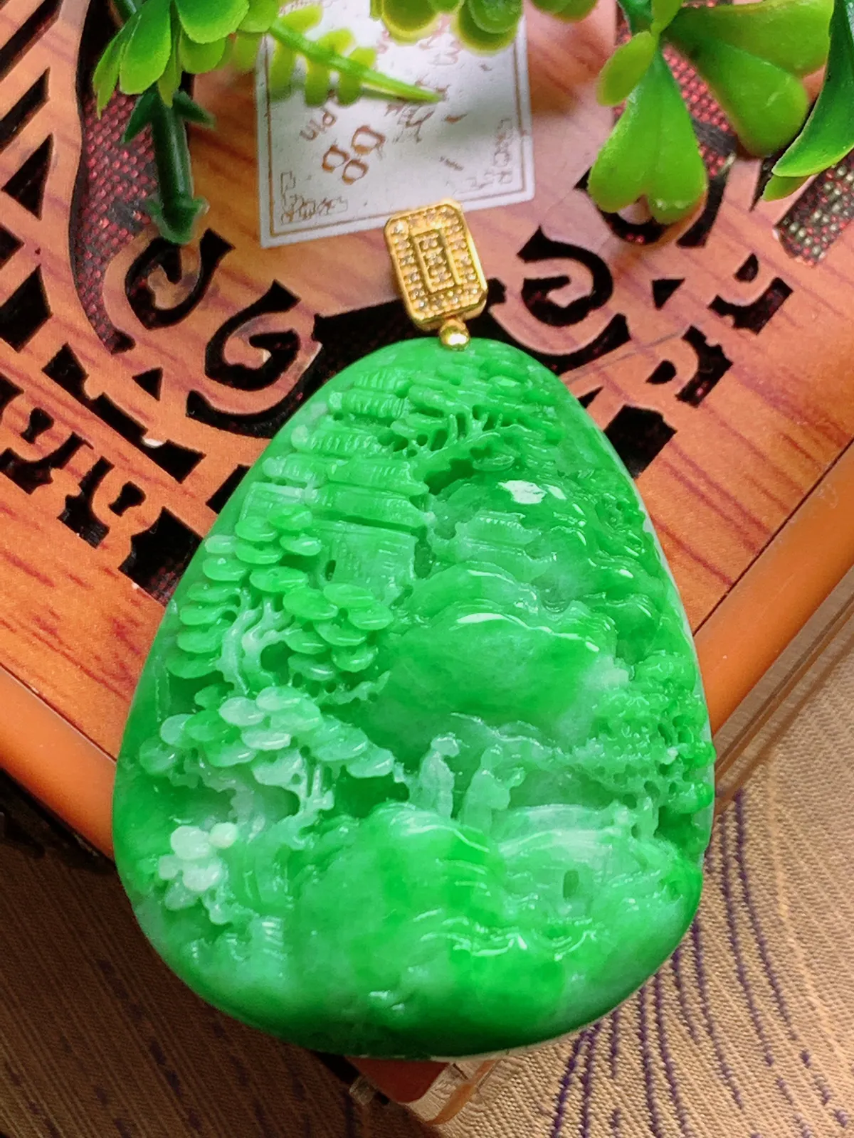 精品推荐，缅甸天然A货翡翠，18K金镶嵌满阳绿山水牌吊坠，种水好，颜色鲜艳，玉质水润细腻，工艺精湛，佩戴效果更佳。