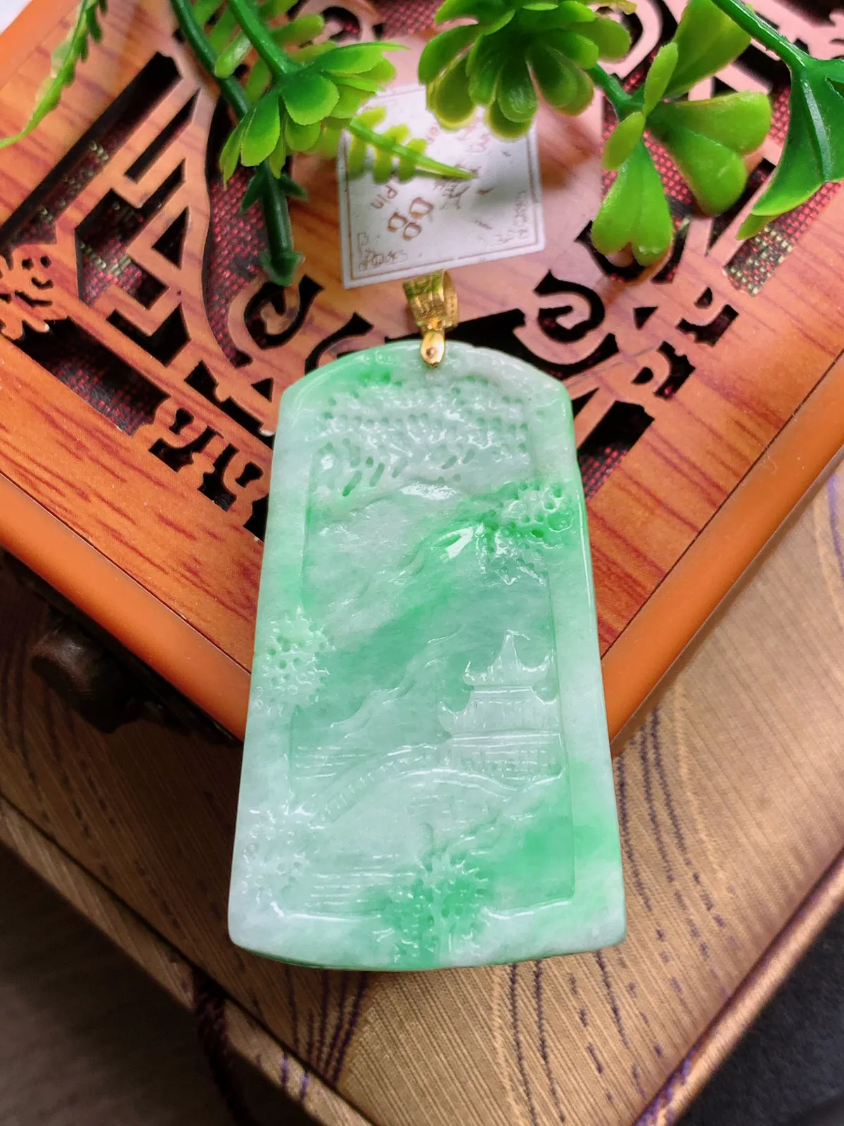 精品推荐，缅甸天然A货翡翠，18K金镶嵌飘阳绿山水牌吊坠，种水好，颜色鲜艳，玉质水润细腻，工艺精湛，佩戴效果更佳。